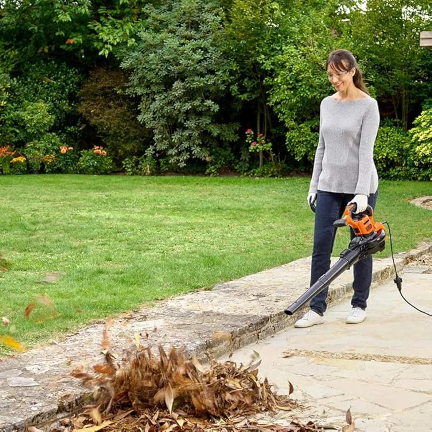 دستگاه دمنده، جاروبرقی و خردکن برگ 3 در 1 بلک اند دکر 3000 وات با کوله پشتی جمع آوری 72 لیتری مدل BEBLV300-QS
