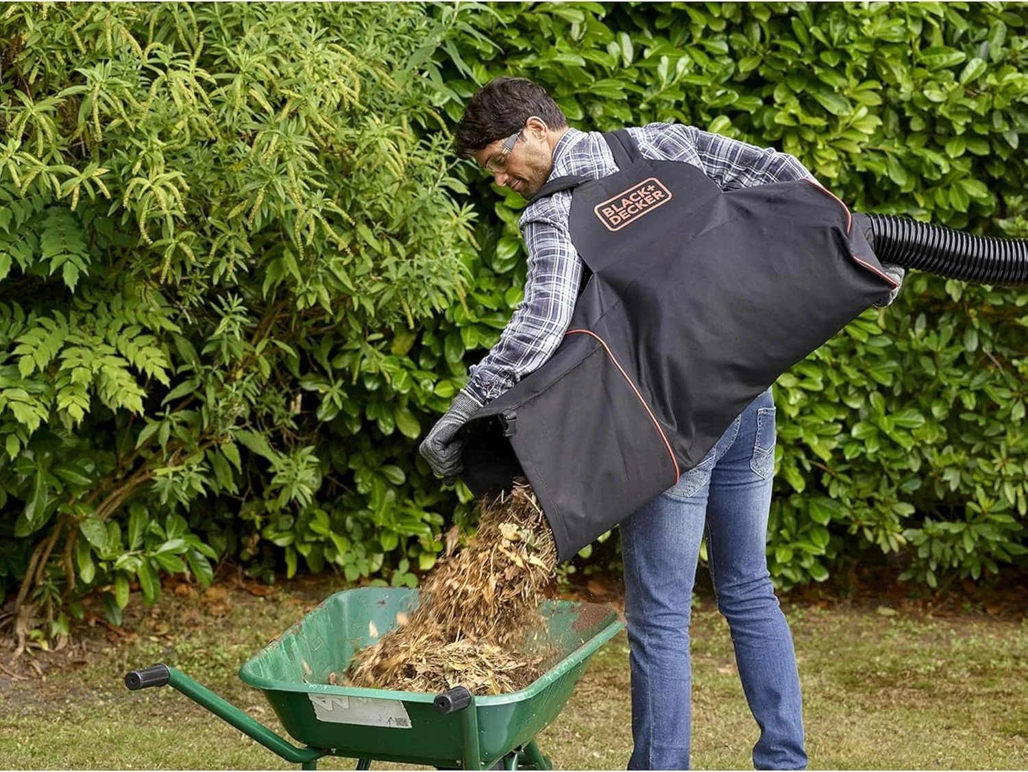 دستگاه دمنده، جاروبرقی و خردکن برگ 3 در 1 بلک اند دکر 3000 وات با کوله پشتی جمع آوری 72 لیتری مدل BEBLV300-QS