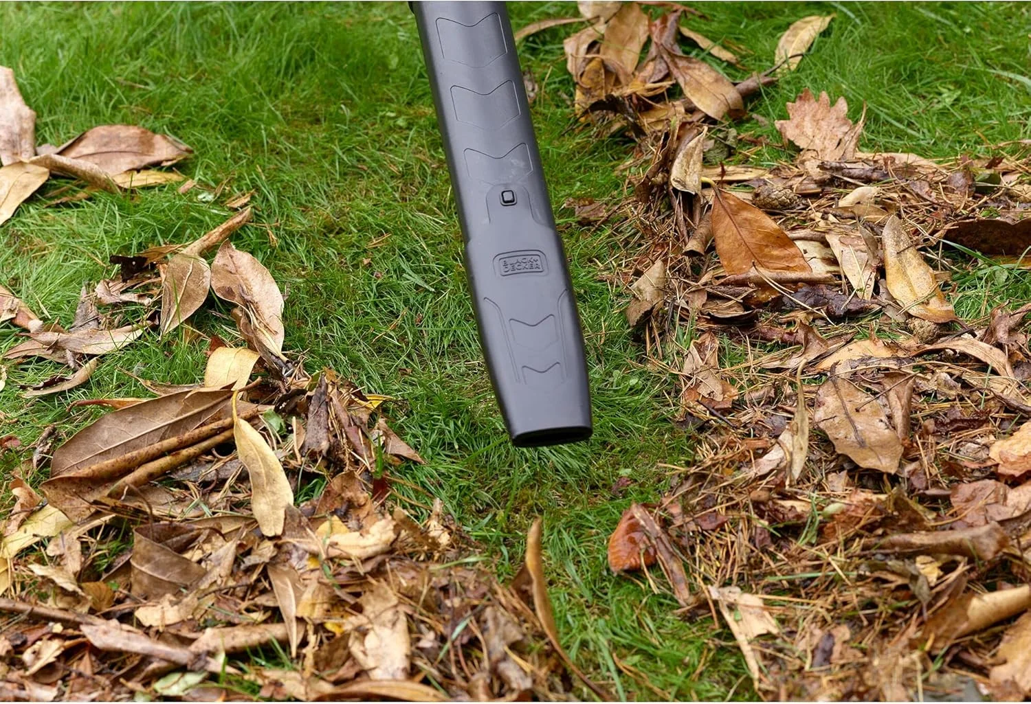 دمنده/مکنده برگ برقی 3 در 1 بلک اند دکر مدل BEBLV301 (3000 وات، با خردکن + چنگک برگ متصل شونده، کوله پشتی کیسه جمع آوری 72 لیتری - سرعت دمندگی بالا و قدرت مکش قابل تنظیم)