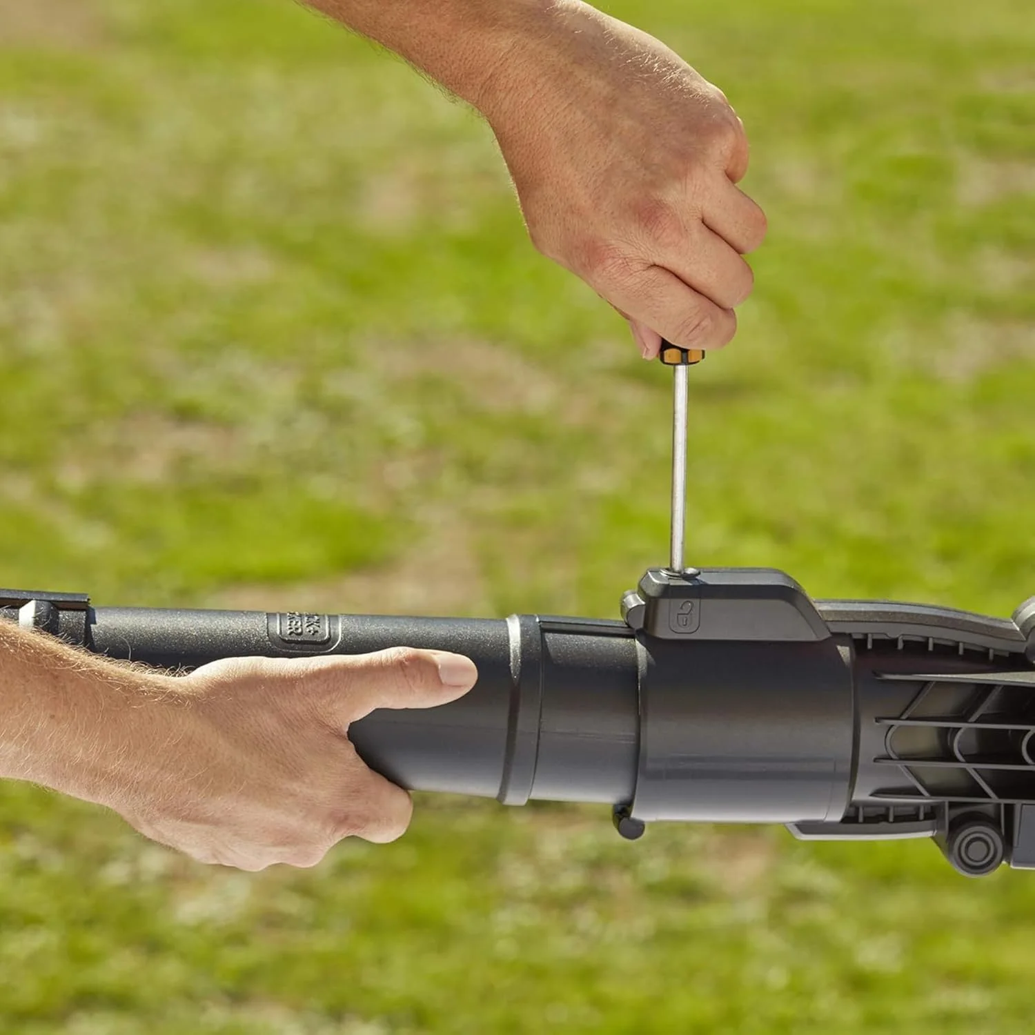 دستگاه دمنده، جاروبرقی و خردکن برگ 3 در 1 بلک اند دکر 3000 وات با کوله پشتی جمع آوری 72 لیتری مدل BEBLV300-QS