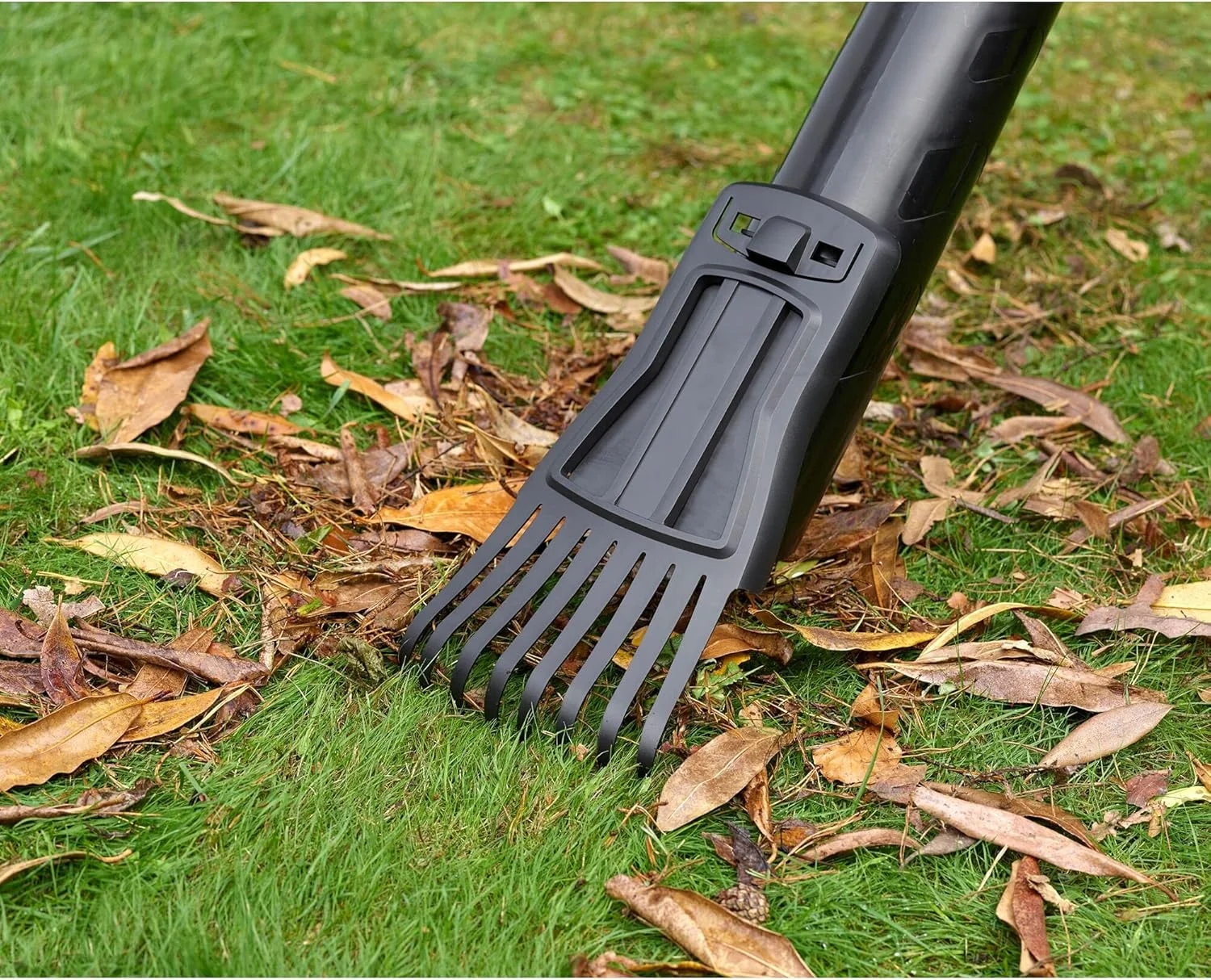 دمنده/مکنده برگ برقی 3 در 1 بلک اند دکر مدل BEBLV301 (3000 وات، با خردکن + چنگک برگ متصل شونده، کوله پشتی کیسه جمع آوری 72 لیتری - سرعت دمندگی بالا و قدرت مکش قابل تنظیم)