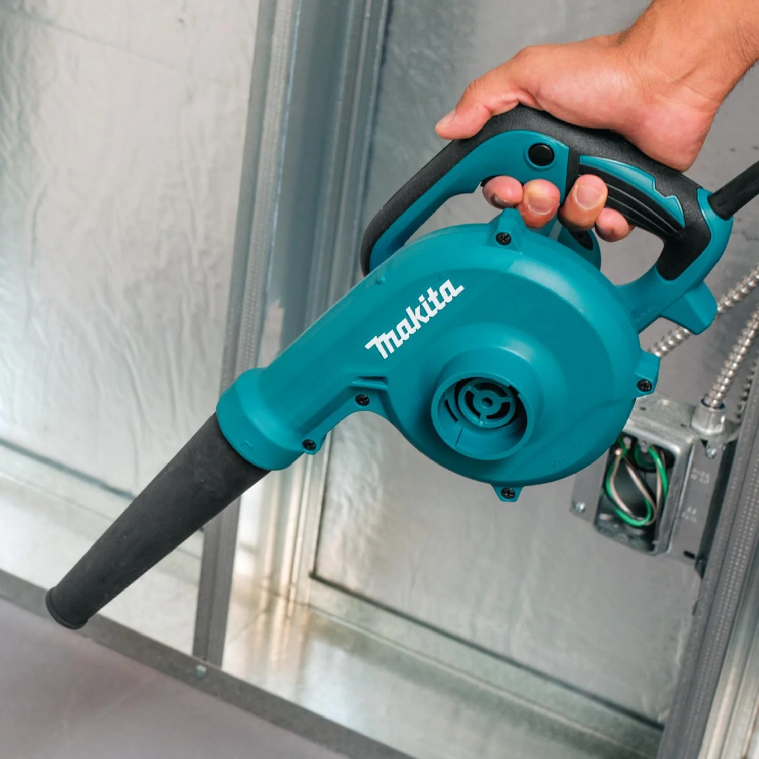 دمنده هوای برقی ماکیتا مدل UB1103 به همراه کیسه گرد و غبار، 600 وات