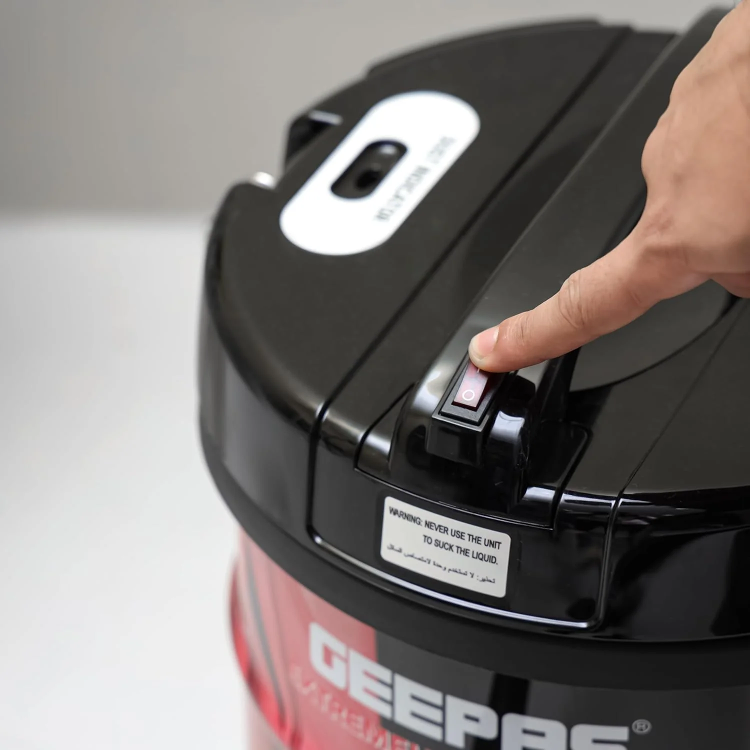 جاروبرقی سطلی 25 لیتری 2300 وات Geepas GVC2598 - ABS/مس/آهن قابل حمل | نشانگر پر بودن مخزن گرد و غبار با موقعیت پارک | عملکرد دمنده هوا با قدرت مکش قابل تنظیم