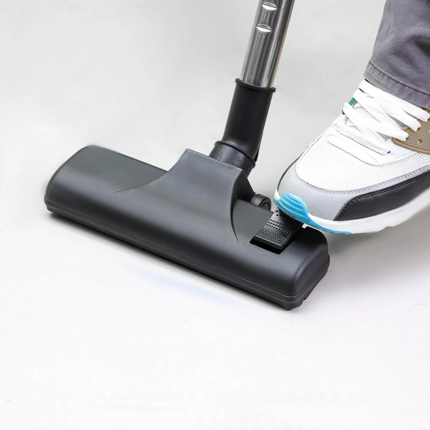 جاروبرقی سطلی 25 لیتری 2300 وات Geepas GVC2598 - ABS/مس/آهن قابل حمل | نشانگر پر بودن مخزن گرد و غبار با موقعیت پارک | عملکرد دمنده هوا با قدرت مکش قابل تنظیم