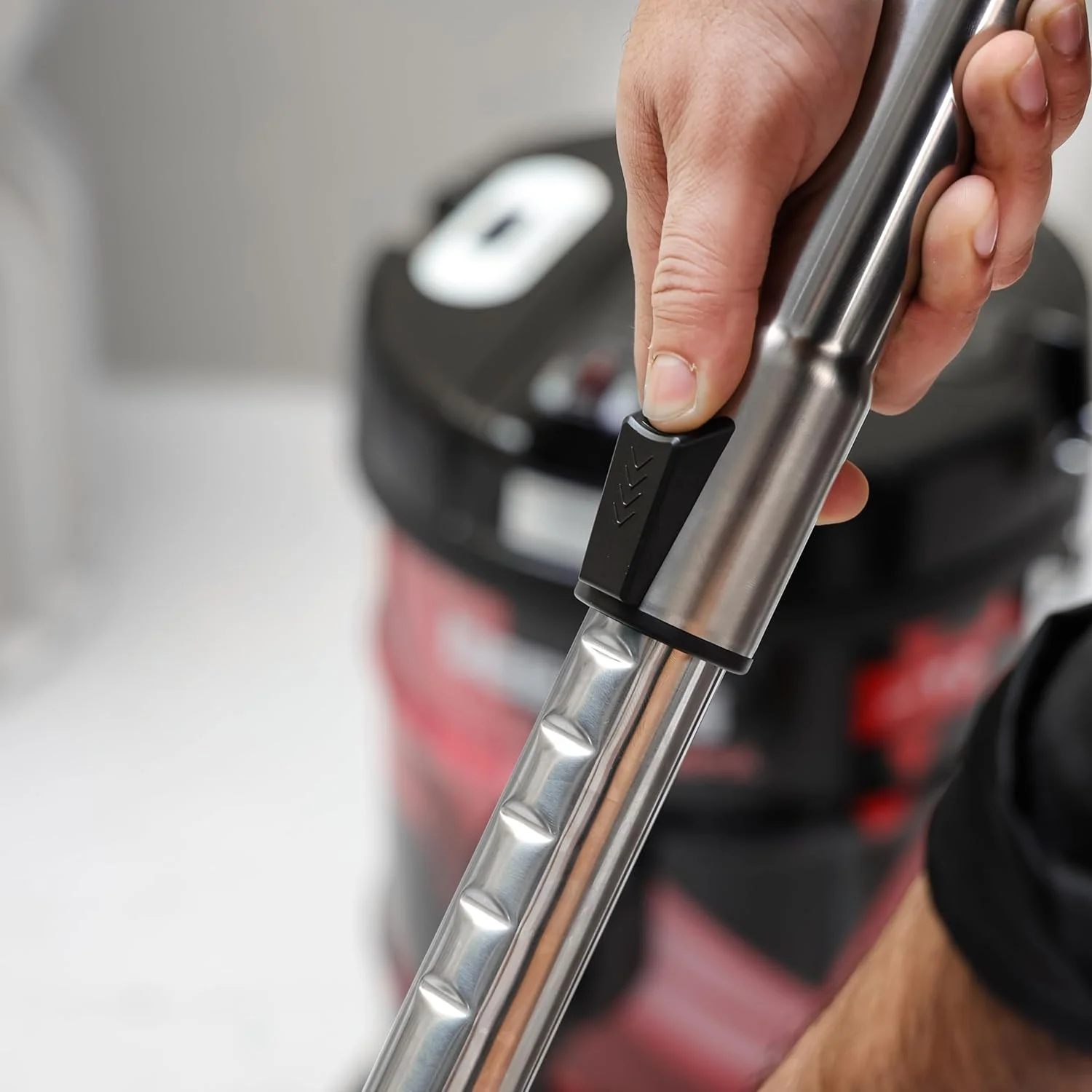 جاروبرقی سطلی 25 لیتری 2300 وات Geepas GVC2598 - ABS/مس/آهن قابل حمل | نشانگر پر بودن مخزن گرد و غبار با موقعیت پارک | عملکرد دمنده هوا با قدرت مکش قابل تنظیم