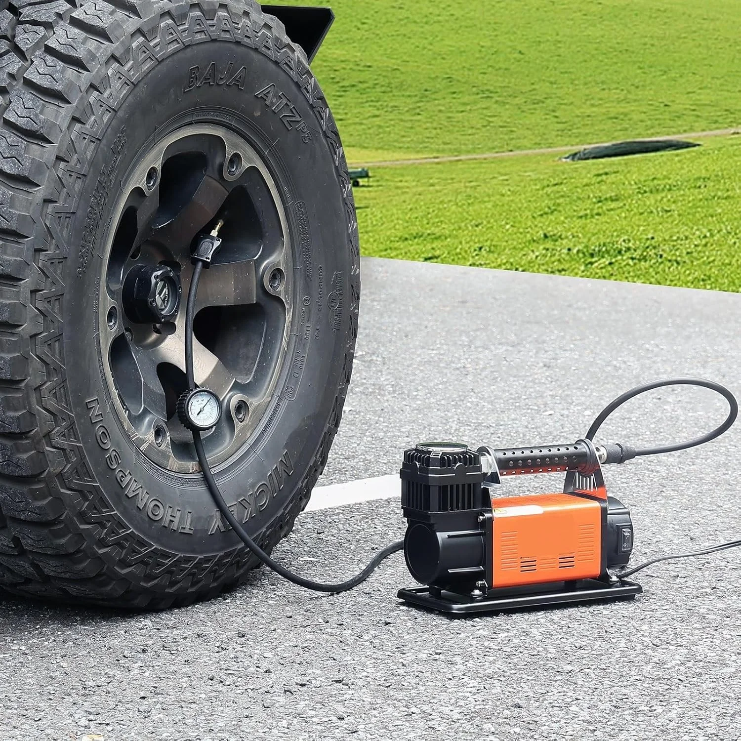 کمپرسور باد قابل حمل 12 ولت، کمپرسور هوای سنگین 7.06CFM 150PSI پمپ باد آفرود با آداپتور برای خودرو، شاسی بلند، RV، کامیون شامل سیم برق 2 متری و شلنگ هوا 8 متری با گیج فشار و کیف حمل