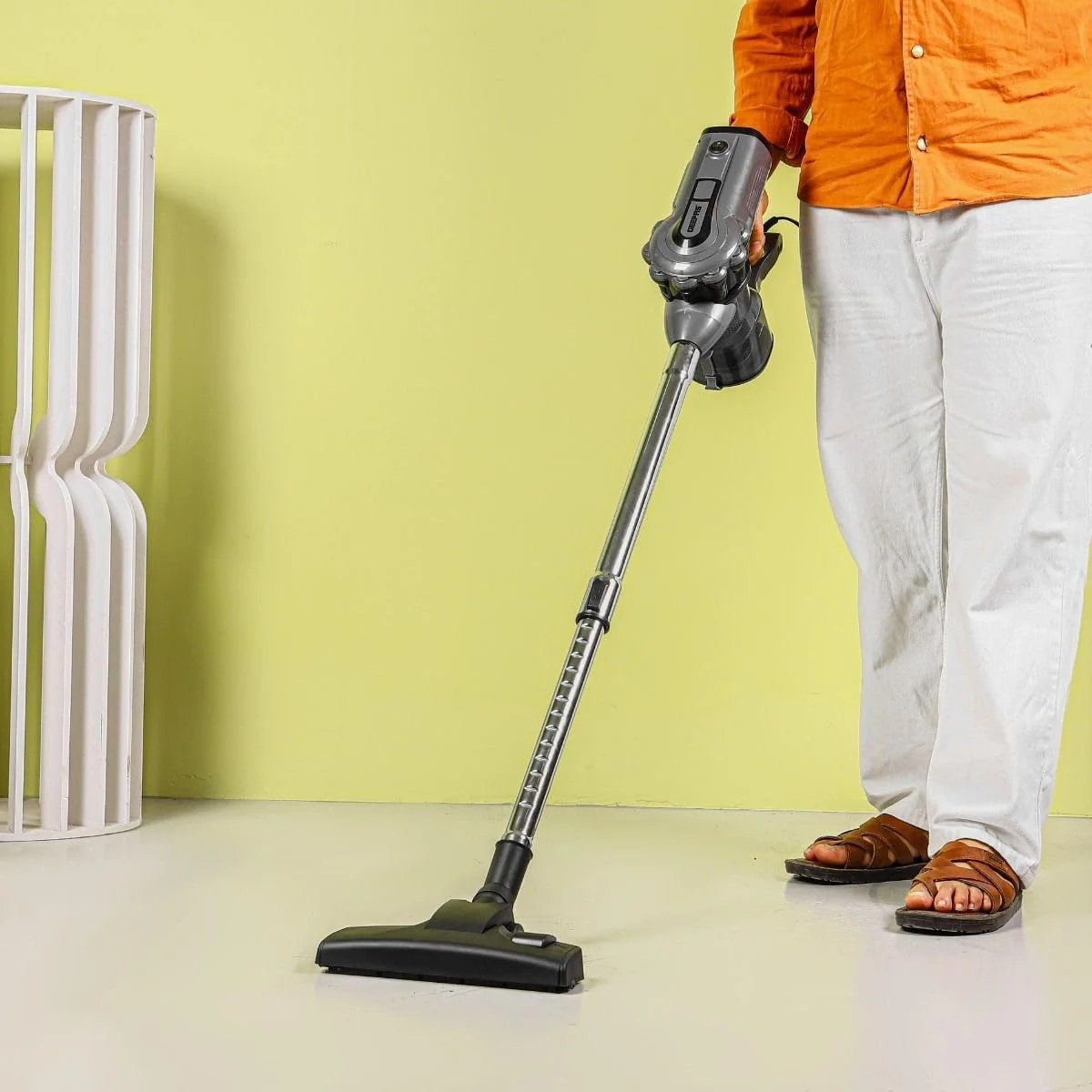 جاروبرقی عصایی و دستی جیپاس مدل GVC19036 / سیستم فیلتراسیون سایکلونی، پلاستیکی با فیلتر HEPA / مدل کاربری آسان، نازل بلند و شکاف / مشکی و نقره ای