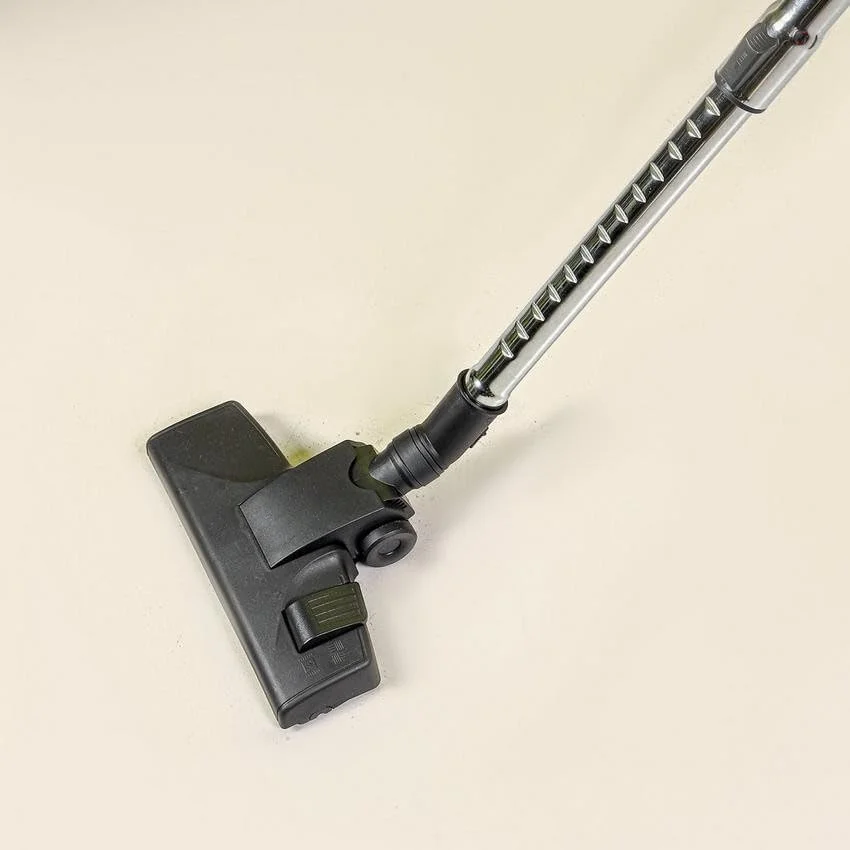 جاروبرقی عصایی و دستی جیپاس مدل GVC19036 / سیستم فیلتراسیون سایکلونی، پلاستیکی با فیلتر HEPA / مدل کاربری آسان، نازل بلند و شکاف / مشکی و نقره ای