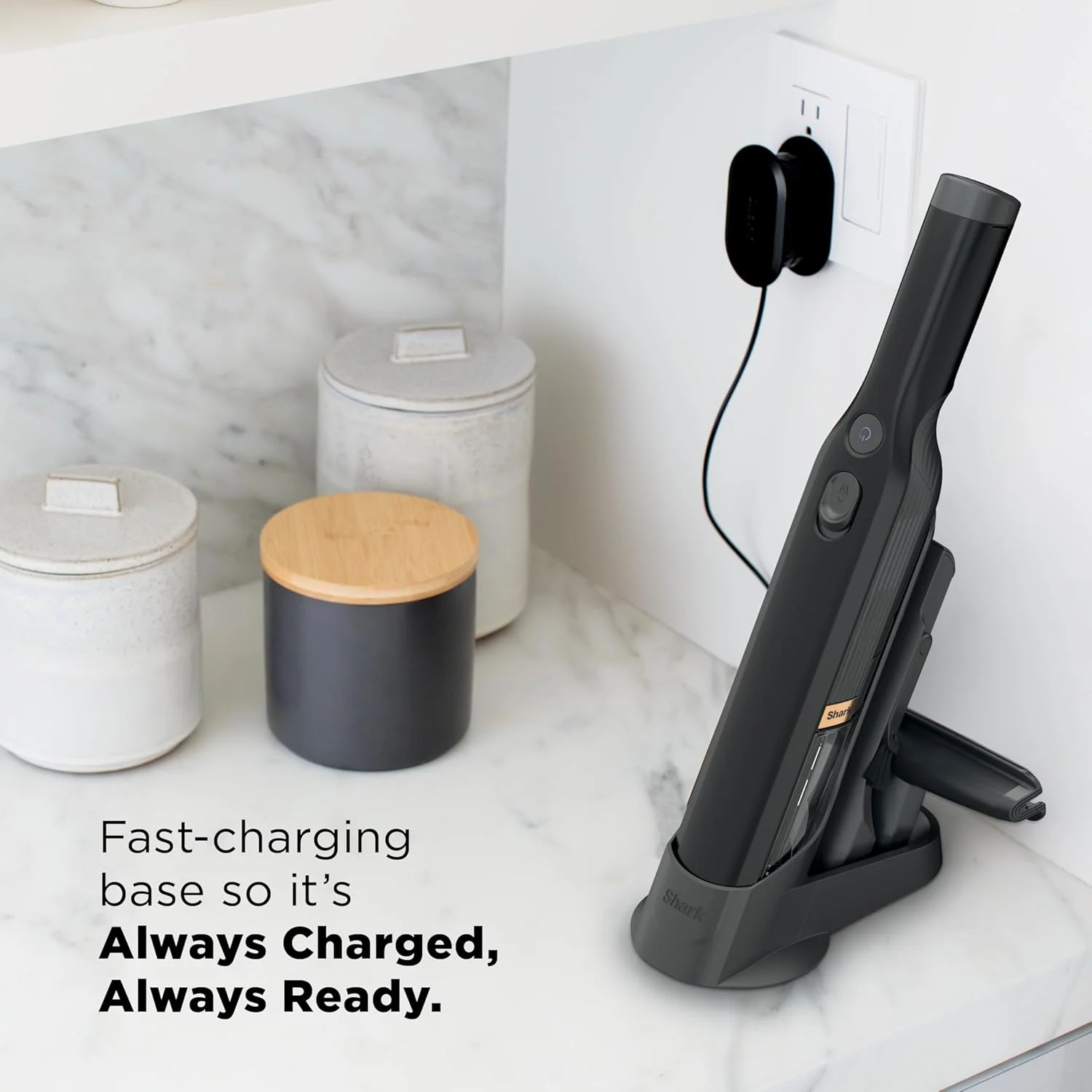 جاروبرقی دستی شارژی Shark WV201BK WANDVAC، سبک و قابل حمل با وزن 635 گرم. با مکش قدرتمند، پایه شارژ، تخلیه آسان با یک لمس برای ماشین و خانه، تشک، ابزار شکاف گردگیری شامل می شود، مشکی