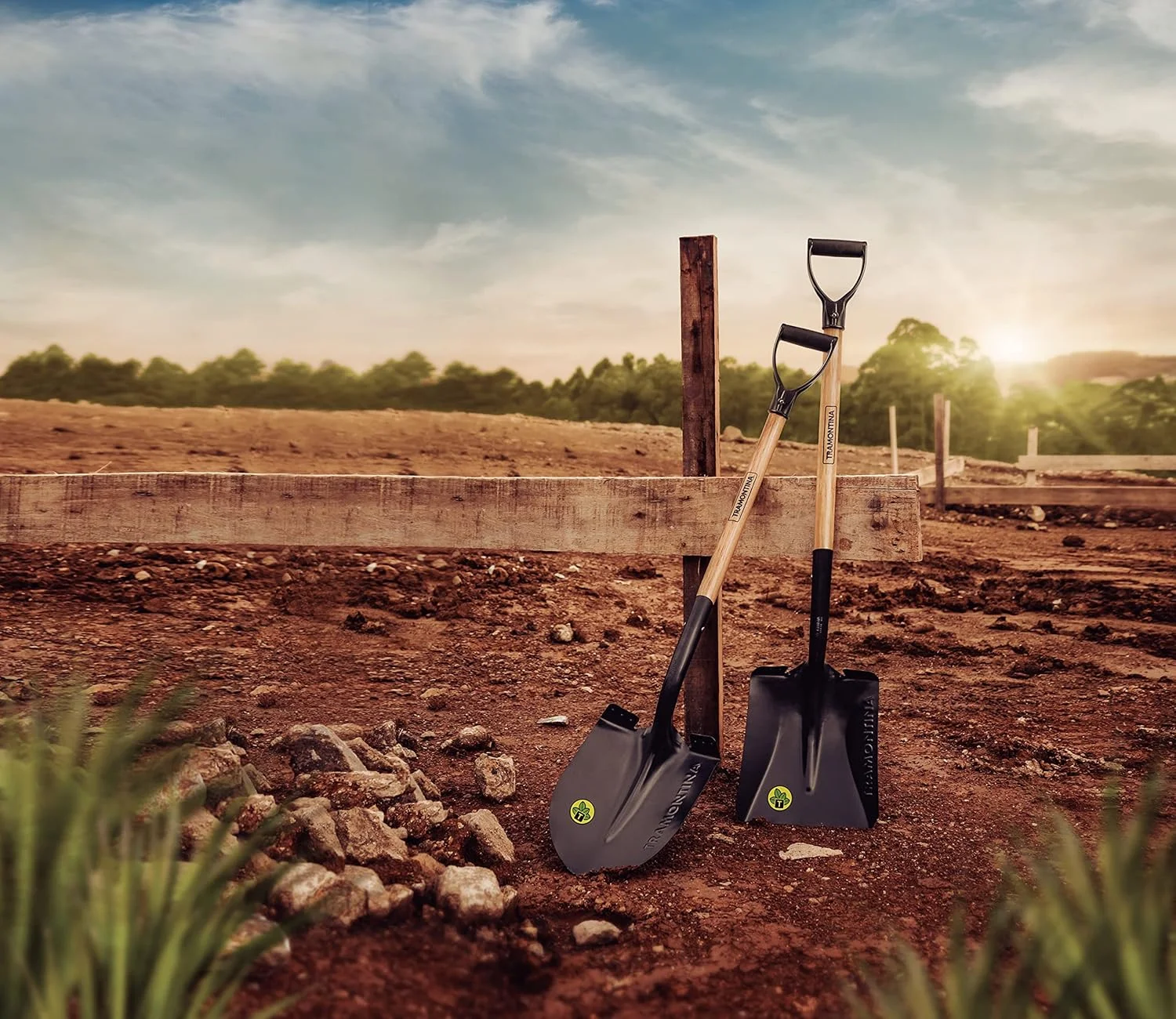 بیل دهان مربعی ترامونتینا با دسته چوبی 71 سانتی متری بیل دهان مربعی ترامونتینا با دسته چوبی 71 سانتی متری