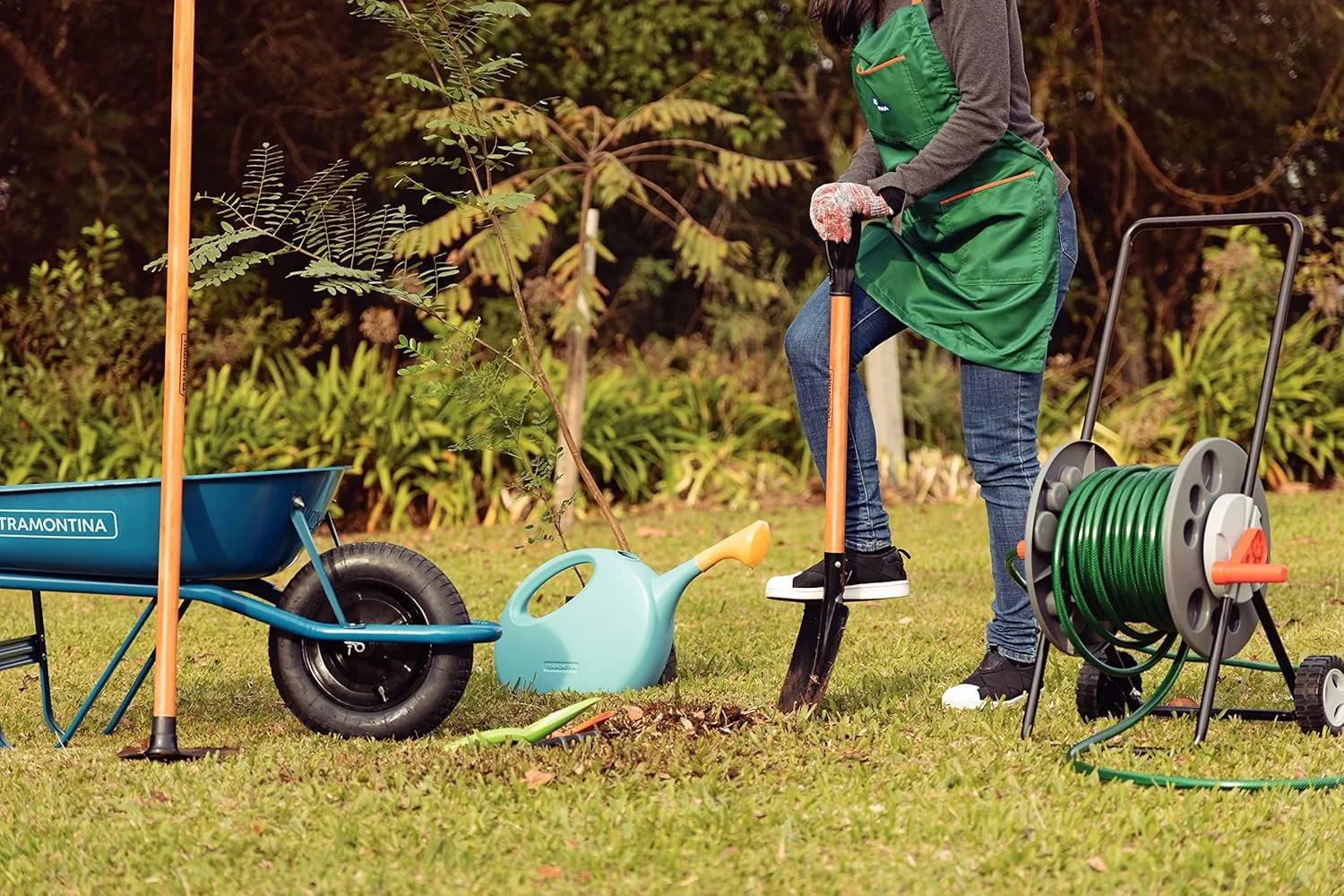 بیل مربعی ترامونتینا با دسته چوبی 71 سانتی متری