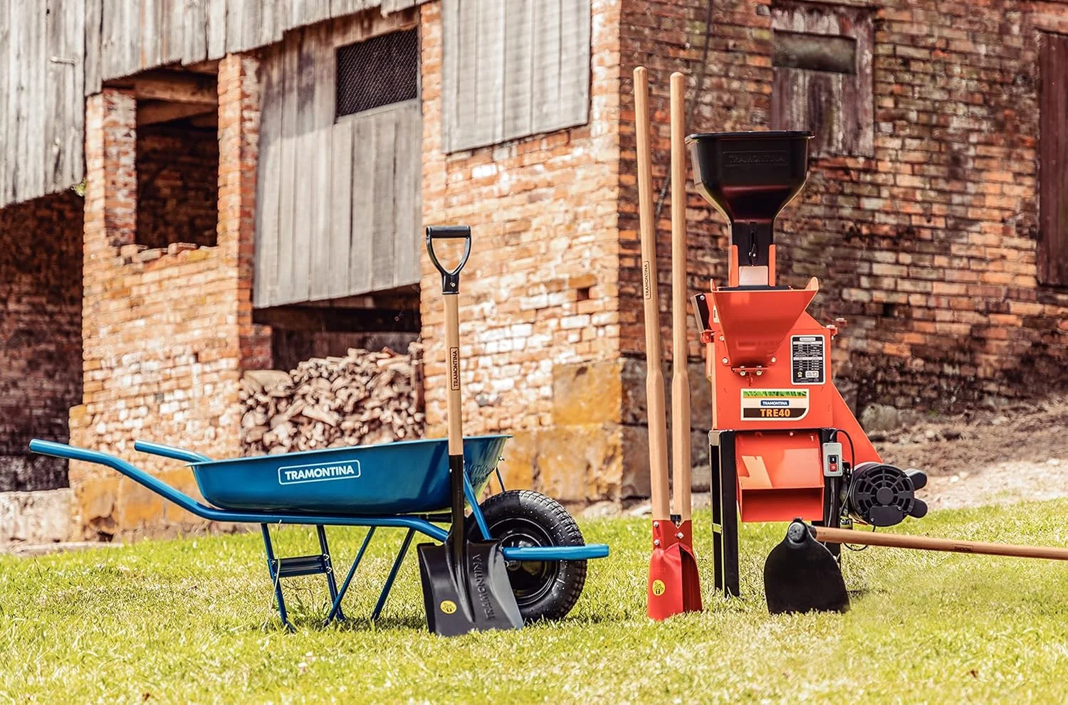 بیل دهان مربعی ترامونتینا با دسته چوبی 71 سانتی متری بیل دهان مربعی ترامونتینا با دسته چوبی 71 سانتی متری
