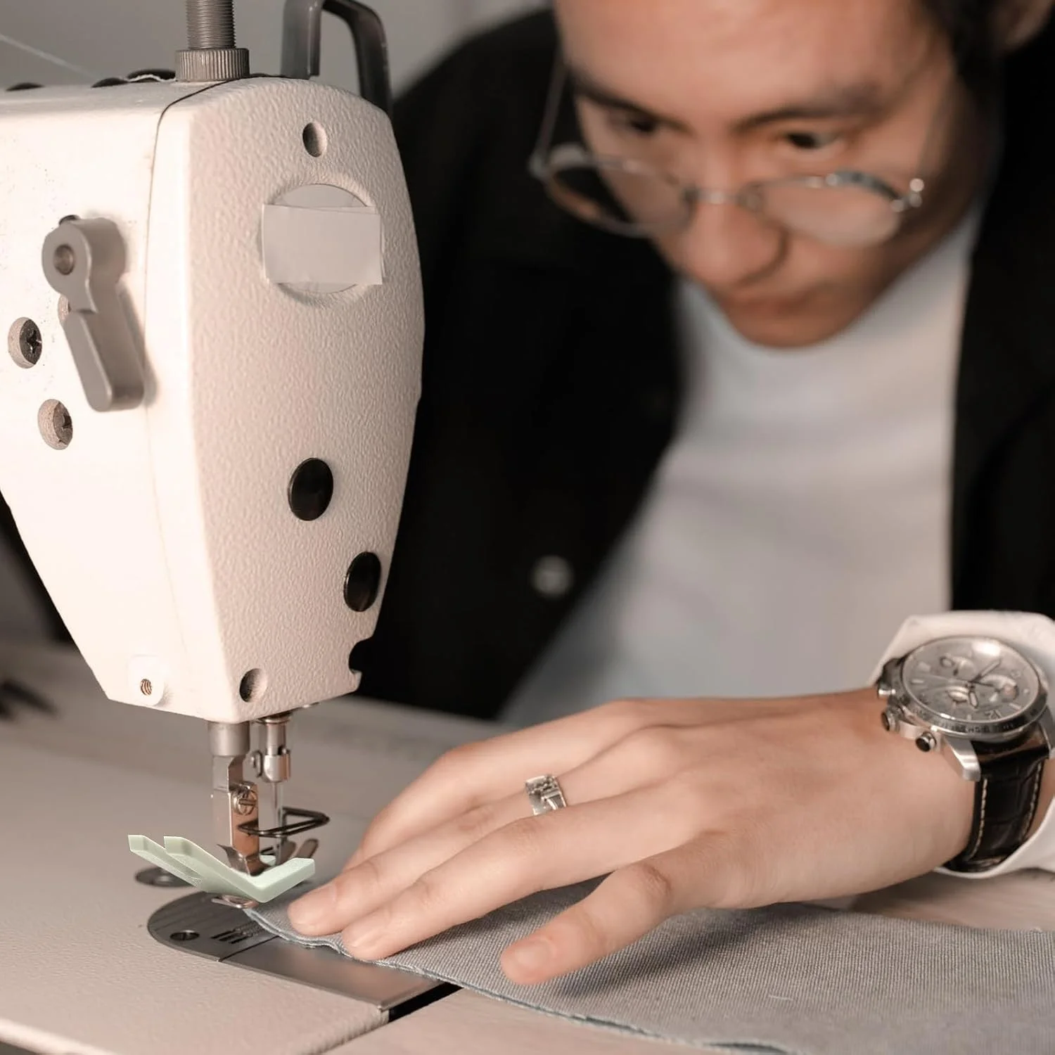 ابزار کمک خیاطی حجیم Cimown، پایه فشاری برای چرخ خیاطی، ابزار کمک خیاطی پلاستیکی برای دوخت مستقیم، مناسب برای پارچه های ضخیم ابزار کمک خیاطی حجیم Cimown، پایه فشاری برای چرخ خیاطی، ابزار کمک خیاطی پلاستیکی برای دوخت مستقیم، مناسب برای پارچه های ضخیم