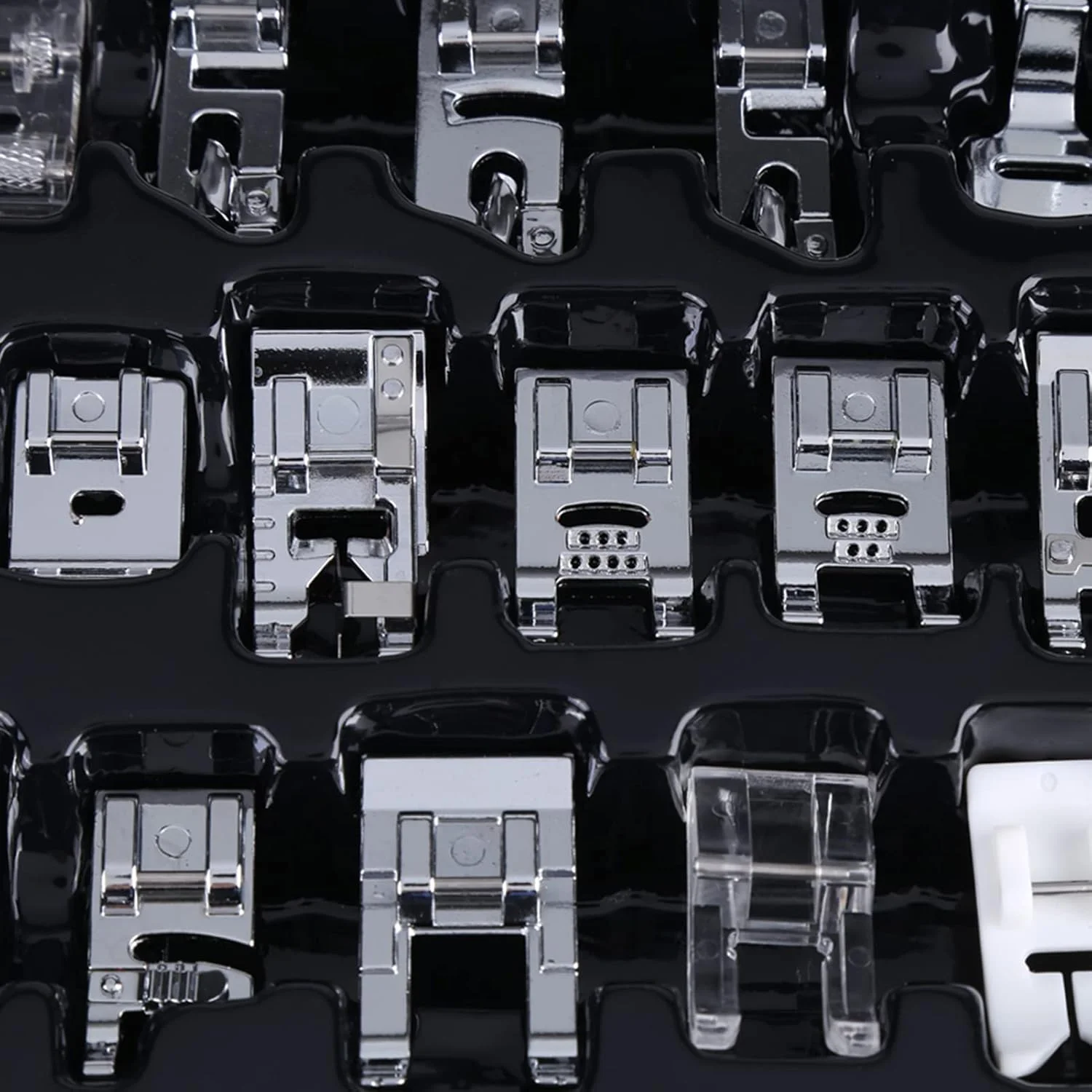 کیت 42 عددی قطعات چند منظوره چرخ خیاطی، مجموعه پایه های فشاری، پایه های دوخت، پایه نوار اریب قابل تنظیم، پایه فشاری جادکمه، برای ایجاد تزئینات سه بعدی، با جعبه سیاه کیت 42 عددی قطعات چند منظوره چرخ خیاطی، مجموعه پایه های فشاری، پایه های دوخت، پایه نوار اریب قابل تنظیم، پایه فشاری جادکمه، برای ایجاد تزئینات سه بعدی، با جعبه سیاه