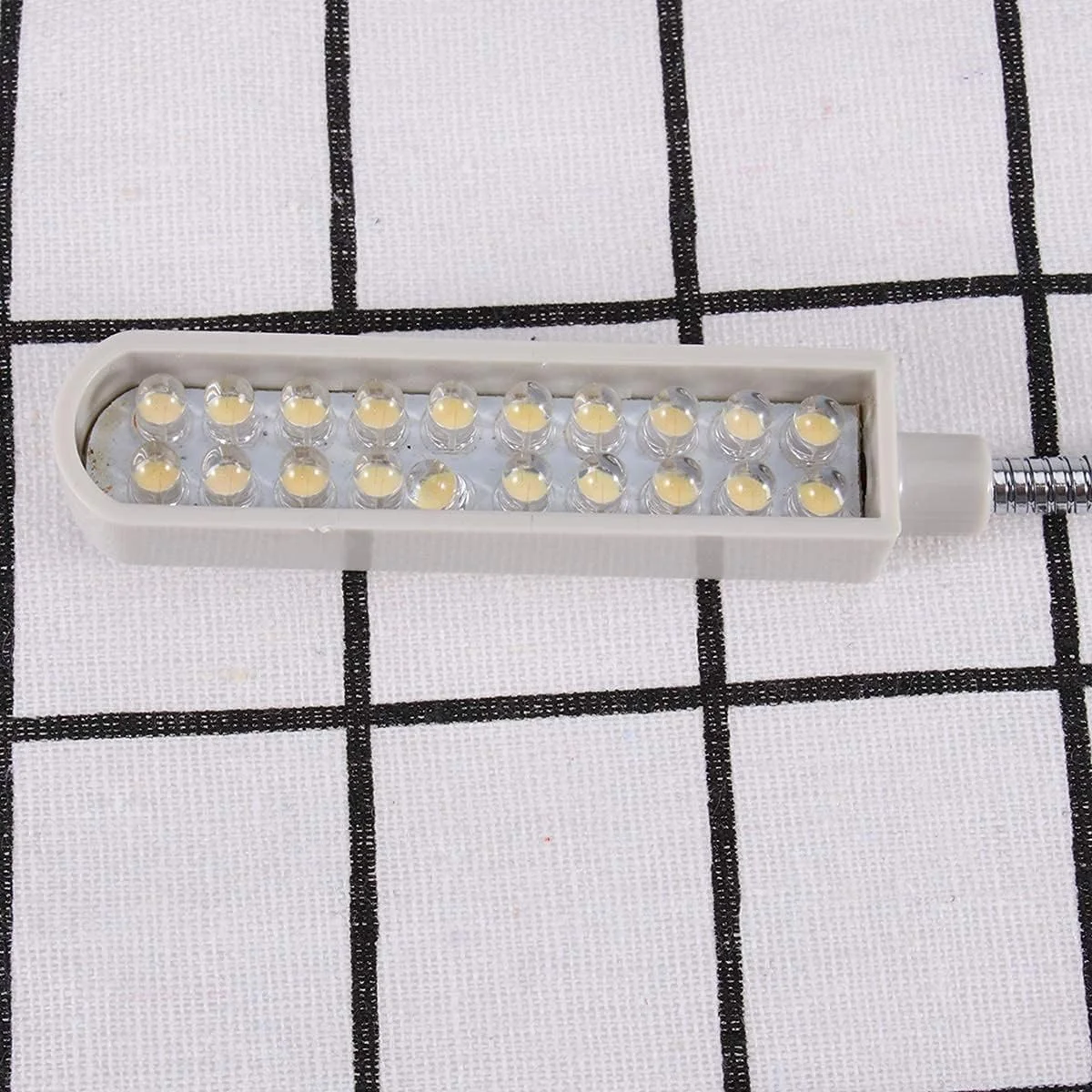 چراغ خیاطی 220 ولت سفید 20 ال ای دی با پایه مغناطیسی چراغ خیاطی 220 ولت سفید 20 ال ای دی با پایه مغناطیسی