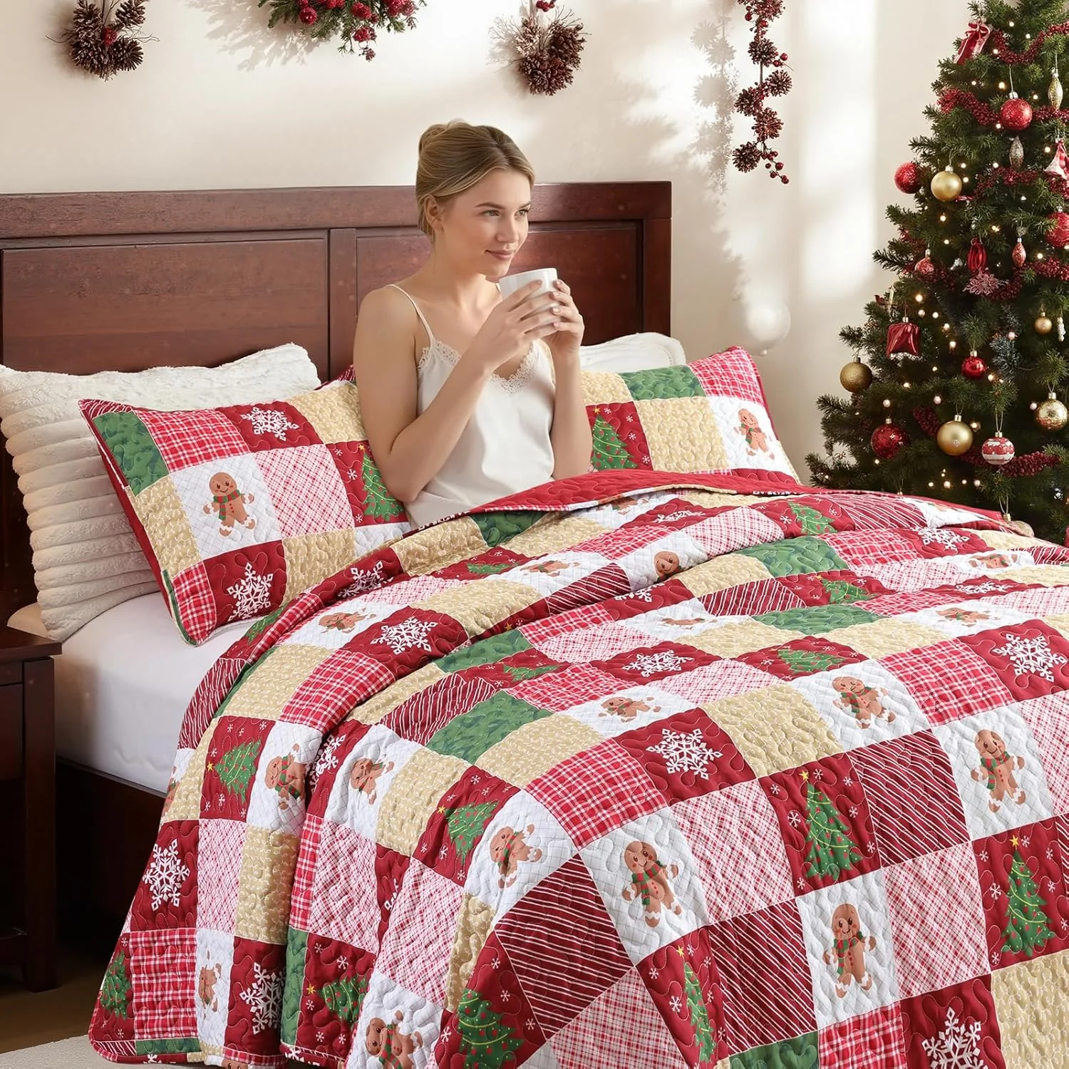 ست لحاف کریسمس سایز کوئین - روتختی تکه دوزی چهارخانه با طرح زنجبیلی، درخت کریسمس و دانه برف، لحاف سبک و نرم زمستانی برای هدیه و دکوراسیون منزل در تعطیلات ست لحاف کریسمس سایز کوئین - روتختی تکه دوزی چهارخانه با طرح زنجبیلی، درخت کریسمس و دانه برف، لحاف سبک و نرم زمستانی برای هدیه و دکوراسیون منزل در تعطیلات