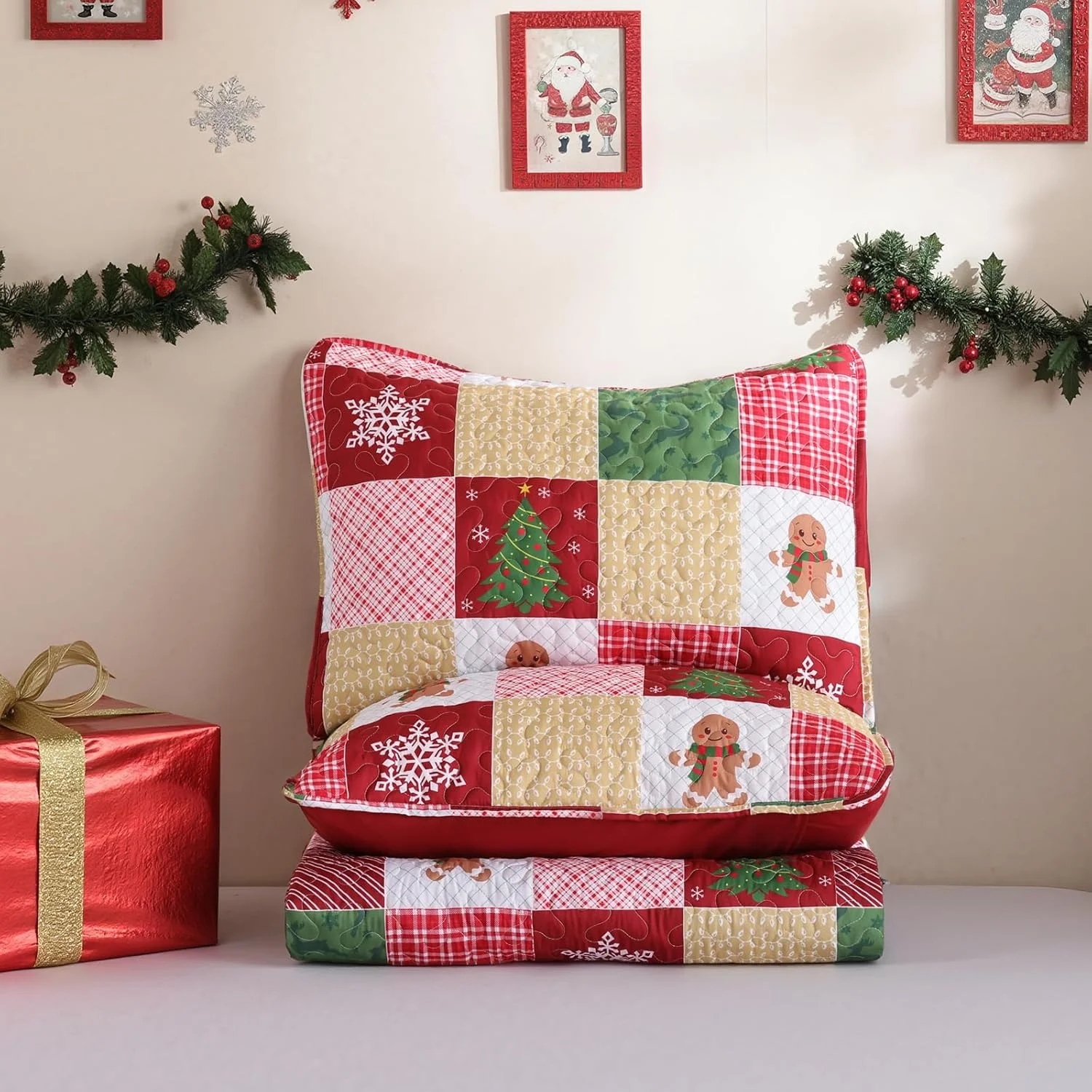 ست لحاف کریسمس سایز کوئین - روتختی تکه دوزی چهارخانه با طرح زنجبیلی، درخت کریسمس و دانه برف، لحاف سبک و نرم زمستانی برای هدیه و دکوراسیون منزل در تعطیلات ست لحاف کریسمس سایز کوئین - روتختی تکه دوزی چهارخانه با طرح زنجبیلی، درخت کریسمس و دانه برف، لحاف سبک و نرم زمستانی برای هدیه و دکوراسیون منزل در تعطیلات