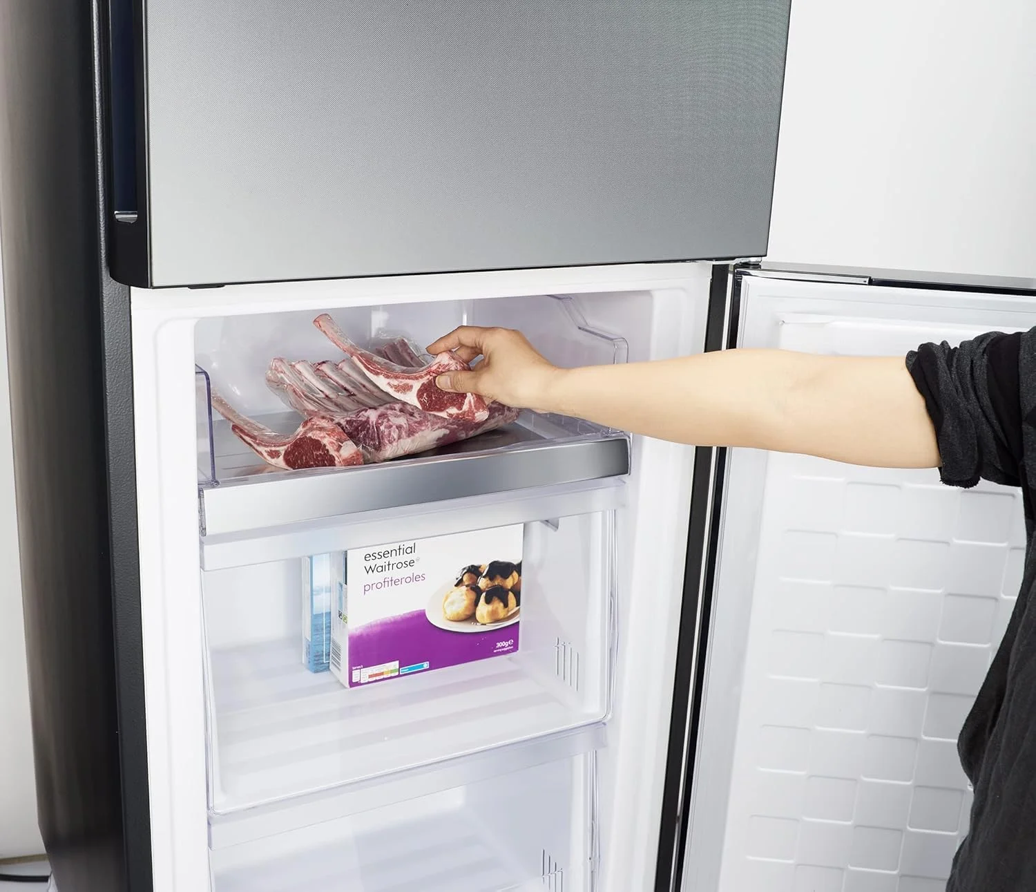 یخچال فریزر دو درب هیتاچی با ظرفیت ناخالص 410 لیتر و ظرفیت خالص 330 لیتر، فریزر پایین، یخچال 2 درب، سیستم خنک کننده دوگانه، انجماد هیبریدی، طبقه بزرگ، شیشه مشکی - مدل RBG410PUK6X4GBK