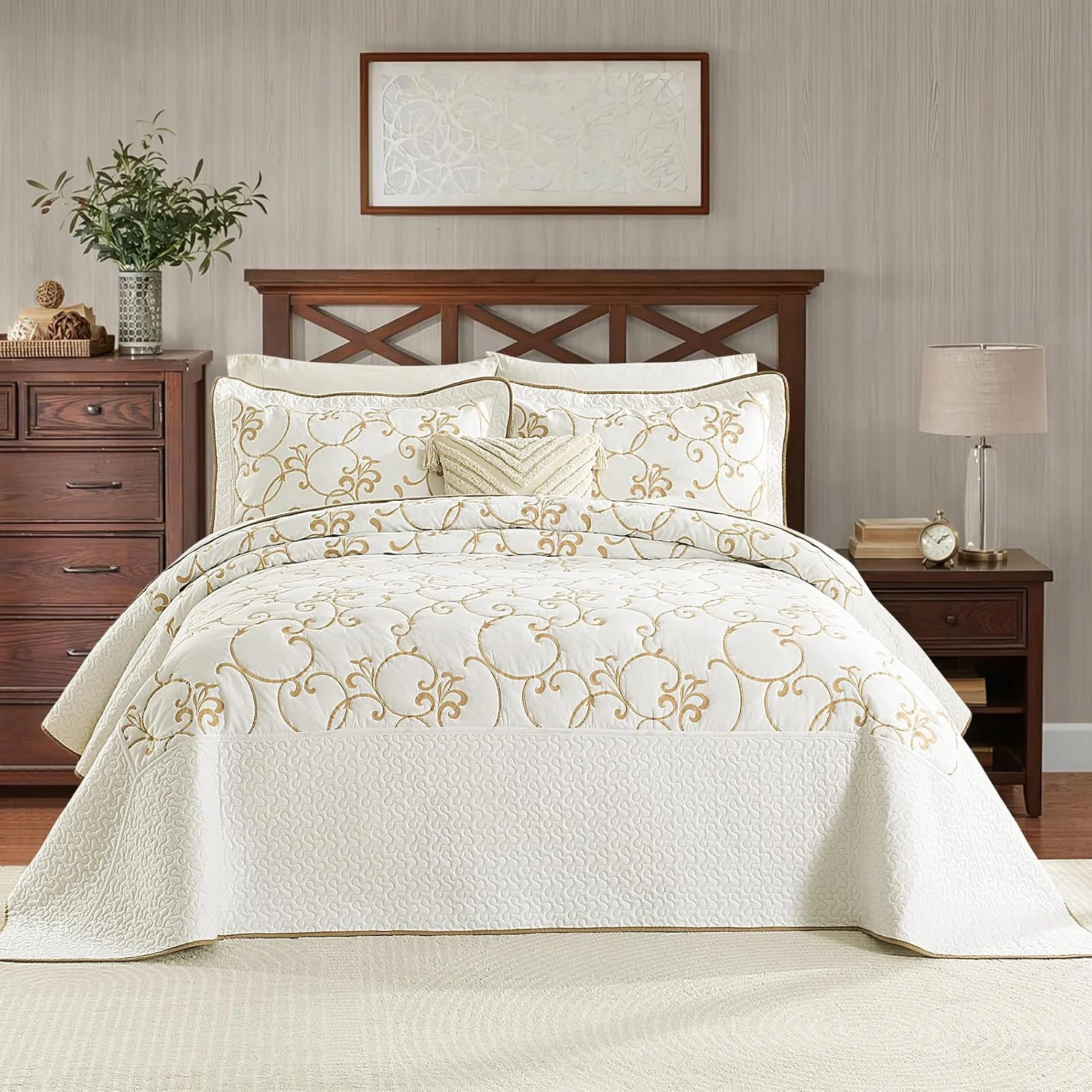 روتختی کینگ سایز بزرگ Finlonte، 325x305 سانتی متر - روتختی لحافی کالیفرنیا کینگ با گلدوزی 100% پنبه ای طرح تاک، رو تختی کرم مایل به سفید (عاجی) طرح تاک طلایی، لحاف سبک وزن فوق العاده بزرگ به همراه 2 روبالشی