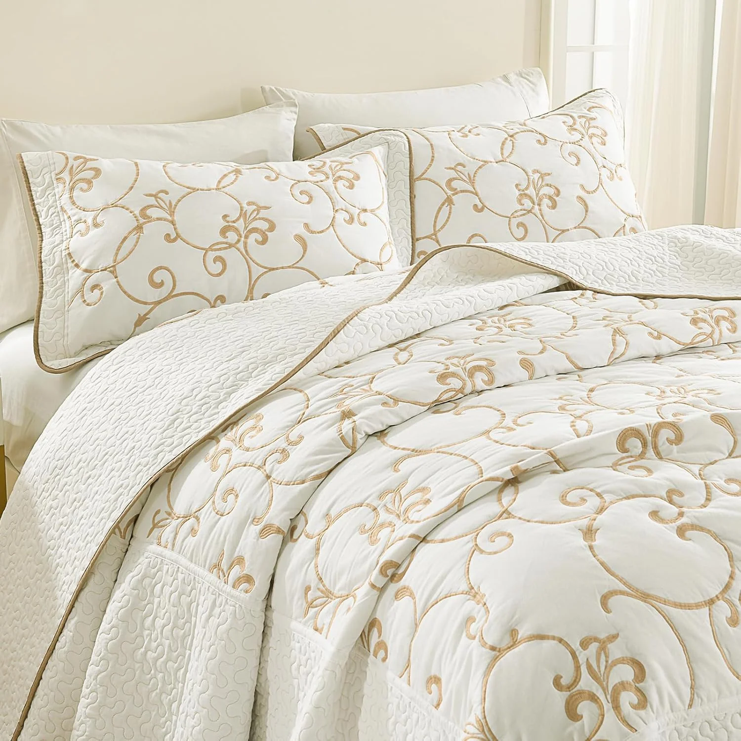 روتختی کینگ سایز بزرگ Finlonte، 325x305 سانتی متر - روتختی لحافی کالیفرنیا کینگ با گلدوزی 100% پنبه ای طرح تاک، رو تختی کرم مایل به سفید (عاجی) طرح تاک طلایی، لحاف سبک وزن فوق العاده بزرگ به همراه 2 روبالشی