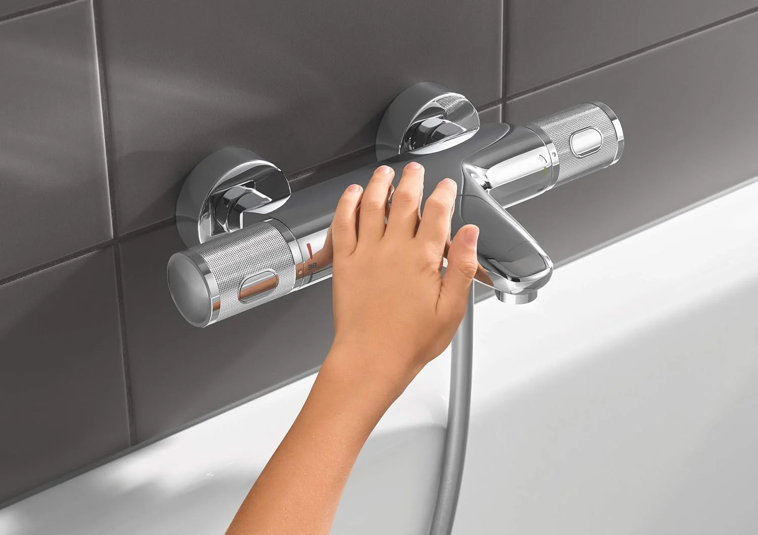 GROHE Precision Feel – ترموستاتیک روکار دیواری حمام CoolTouch (تغییر مسیر حمام/دوش، دستگیره آجدار، دکمه ایمنی در 38 درجه سانتیگراد، دکمه اقتصادی، صفحه فلزی)، اندازه 313 x 173 میلی متر، کروم، 34788000