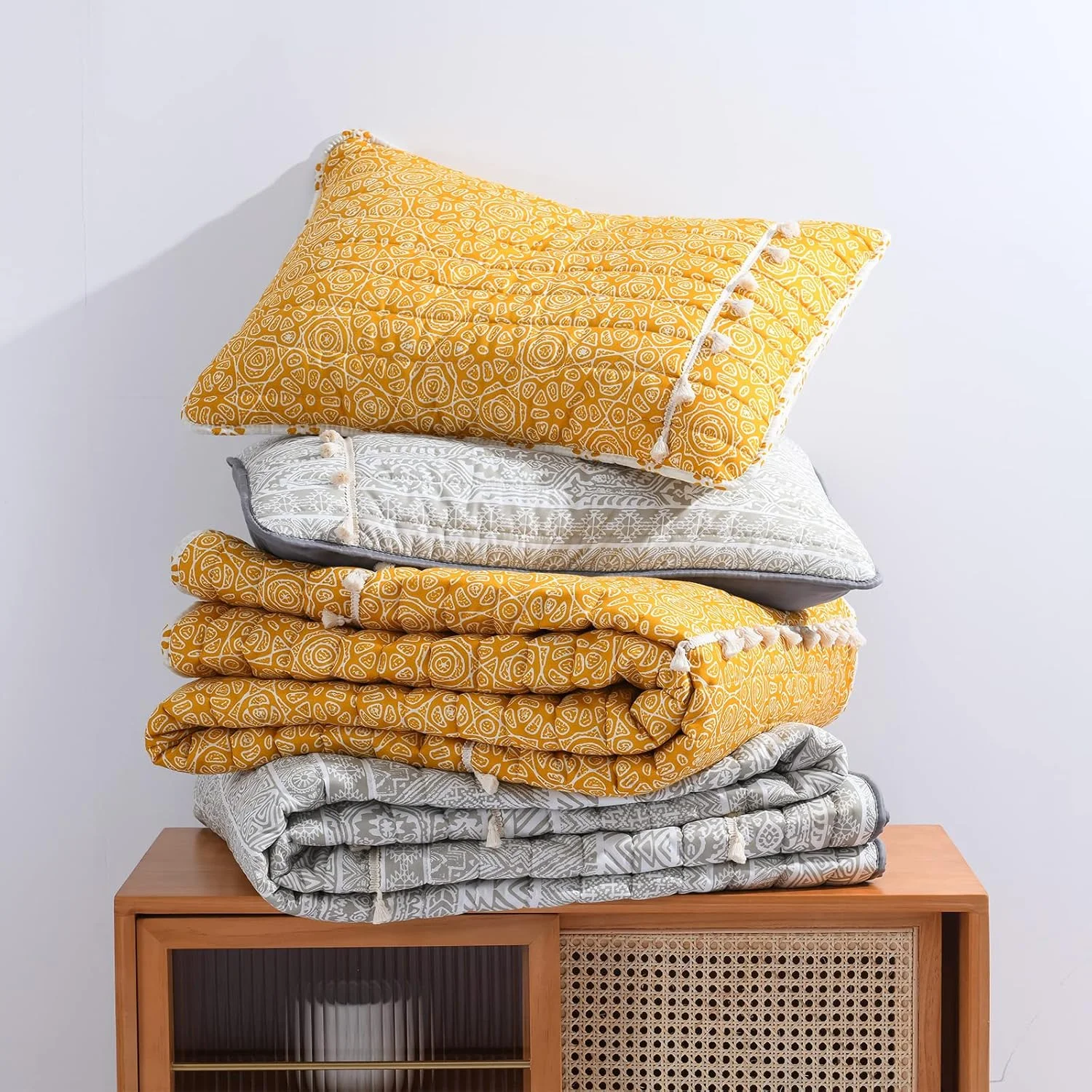 ست لحاف طرح بوهو زرد رنگ سایز کوئین هوری موته هوم با منگوله، روانداز نرم و سبک وزن مناسب تمام فصول، روانداز تخت سایز کامل با 2 روبالشتی ست (3 تکه) ست لحاف طرح بوهو زرد رنگ سایز کوئین هوری موته هوم با منگوله، روانداز نرم و سبک وزن مناسب تمام فصول، روانداز تخت سایز کامل با 2 روبالشتی ست (3 تکه)