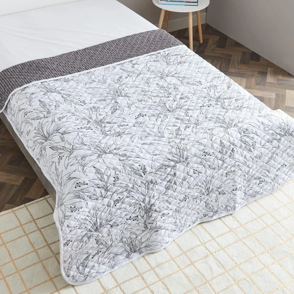 روتختی یک نفره طرح گل سوسن Homebox Supersoft، جنس تریکو، ابعاد 200x150 سانتی متر، سفید/آبی