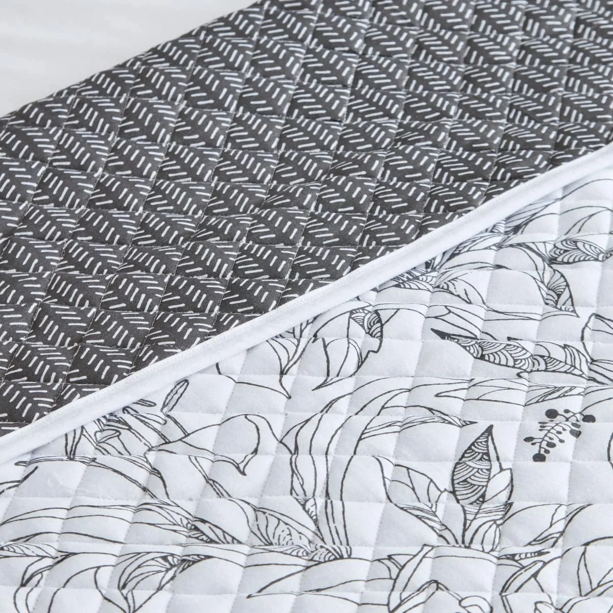 روتختی یک نفره طرح گل سوسن Homebox Supersoft، جنس تریکو، ابعاد 200x150 سانتی متر، سفید/آبی