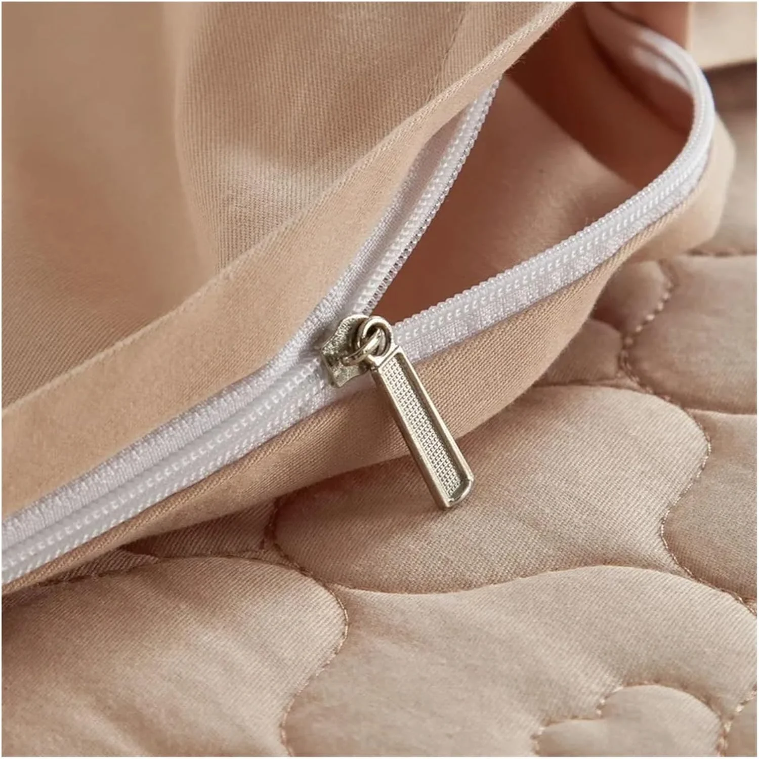 ست ملحفه 4 تکه رویال گونگساتین طرح ژاکارد شیک گلدوزی شده، ست ملحفه نرم و ابریشمی براق 4 تکه شامل روکش لحاف، روتختی پنبه‌ای لحاف‌دوزی شده و روبالشی، تخت خواب لوکس در یک کیف (سایز کوئین مناسب تخت 1.8 متری، 4 تکه)