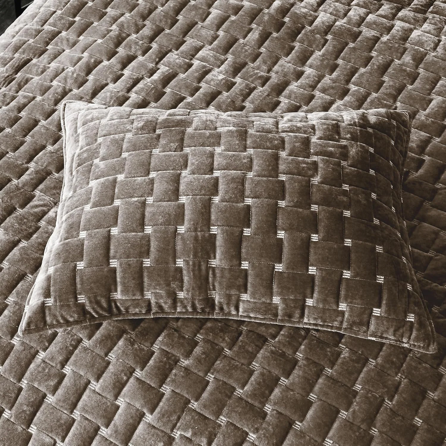 ست لحاف مخملی لوکس Grassix سایز کینگ، 3 تکه لحاف مخملی سبک وزن با روبالشتی، روتختی طرح دار هندسی مناسب تمام فصول، قهوه ای موکا، 274x244 سانتی متر