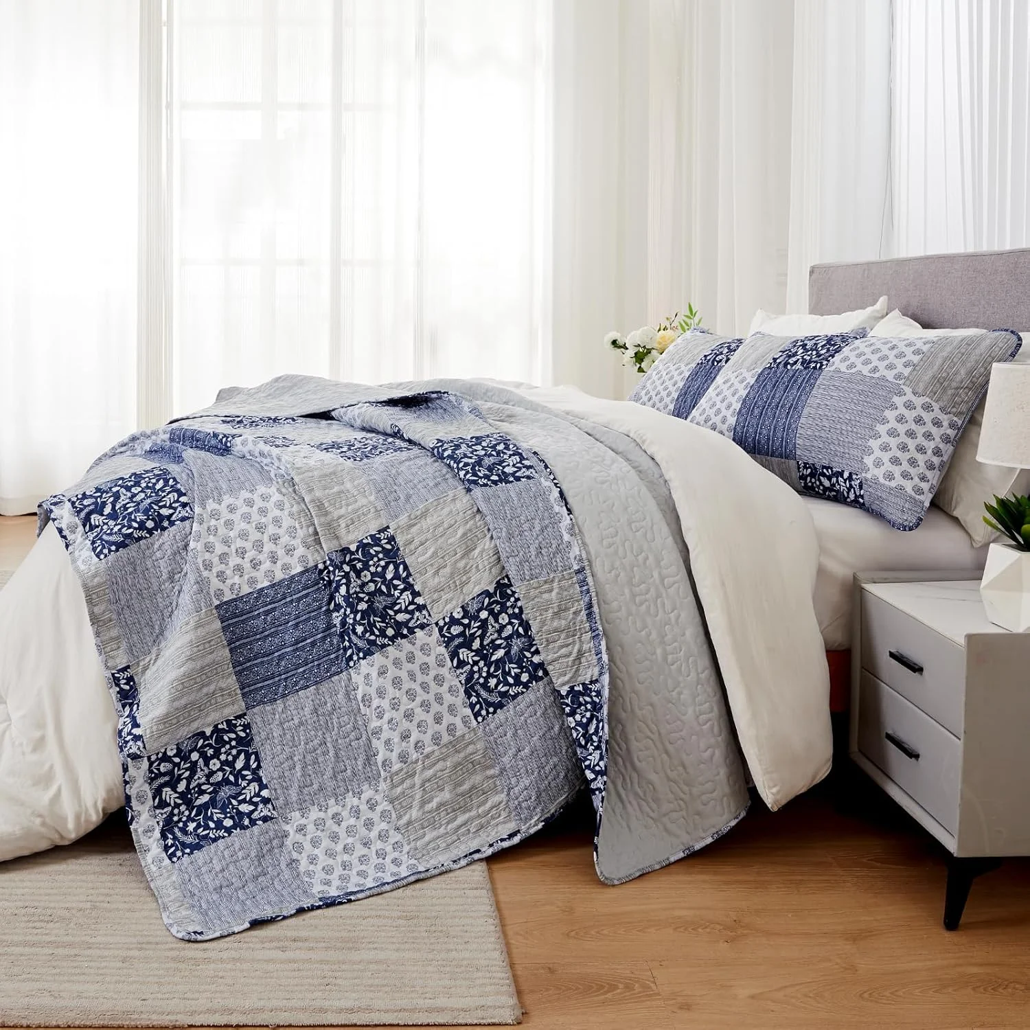 ست لحاف سایز آلاسکا کینگ 3 تکه طرح شطرنجی خاکستری 335x305 سانتی متر، روتختی فوق العاده عریض و بزرگ، ست روتختی لحافی، روکش تخت خواب دو طرفه سبک وزن با 2 روبالشی