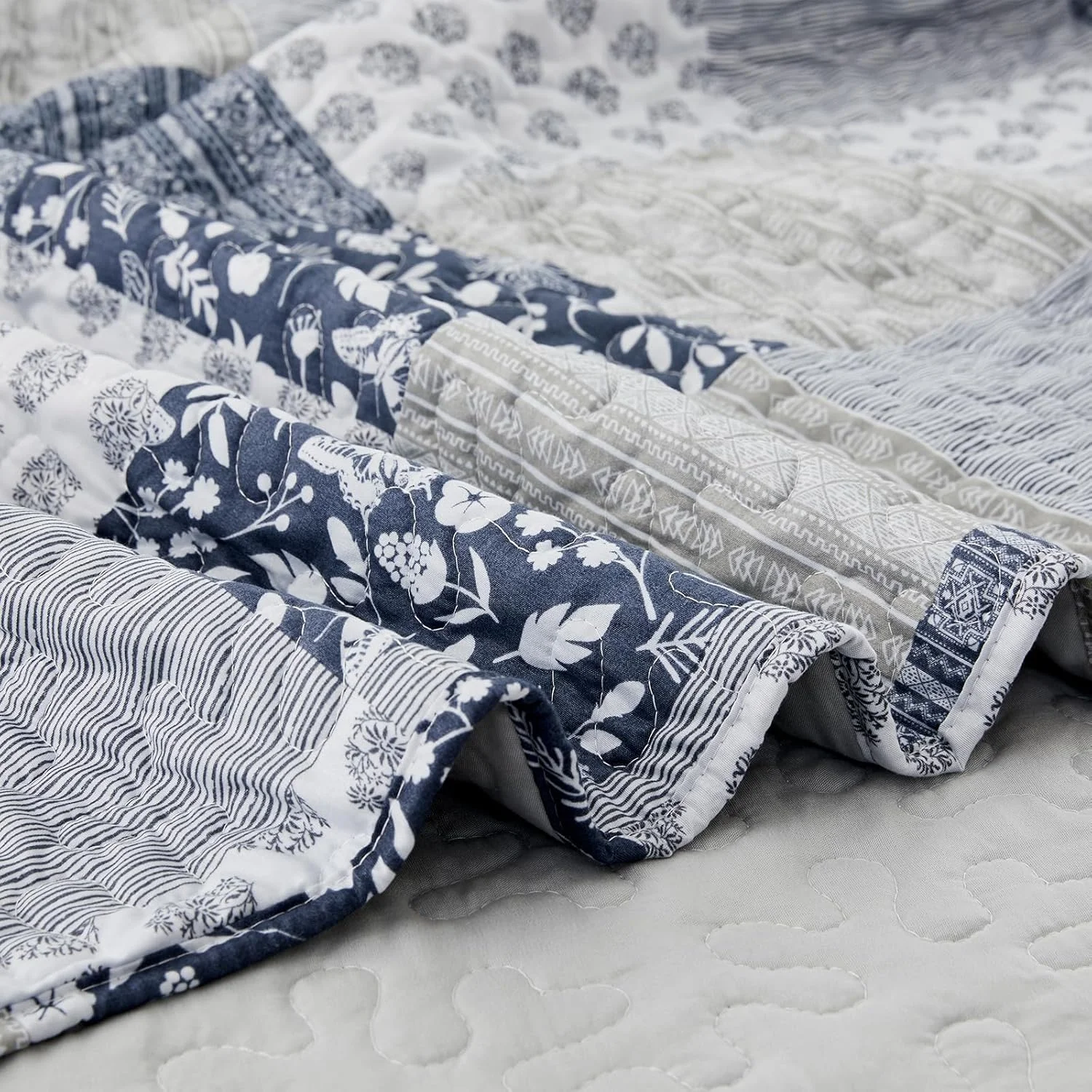 ست لحاف سایز آلاسکا کینگ 3 تکه طرح شطرنجی خاکستری 335x305 سانتی متر، روتختی فوق العاده عریض و بزرگ، ست روتختی لحافی، روکش تخت خواب دو طرفه سبک وزن با 2 روبالشی