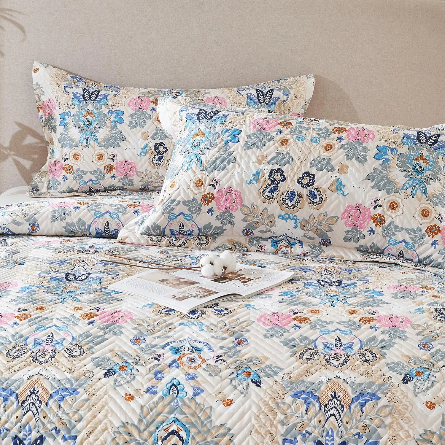 ست لحاف پنبه ارگانیک 100% طرح گلدار لوکس Kingrest سایز کینگ، رو تختی بزرگ و لحاف دار، به همراه 2 روبالشتی ست، مناسب برای تمام فصول - طرح گلدار کلاسیک