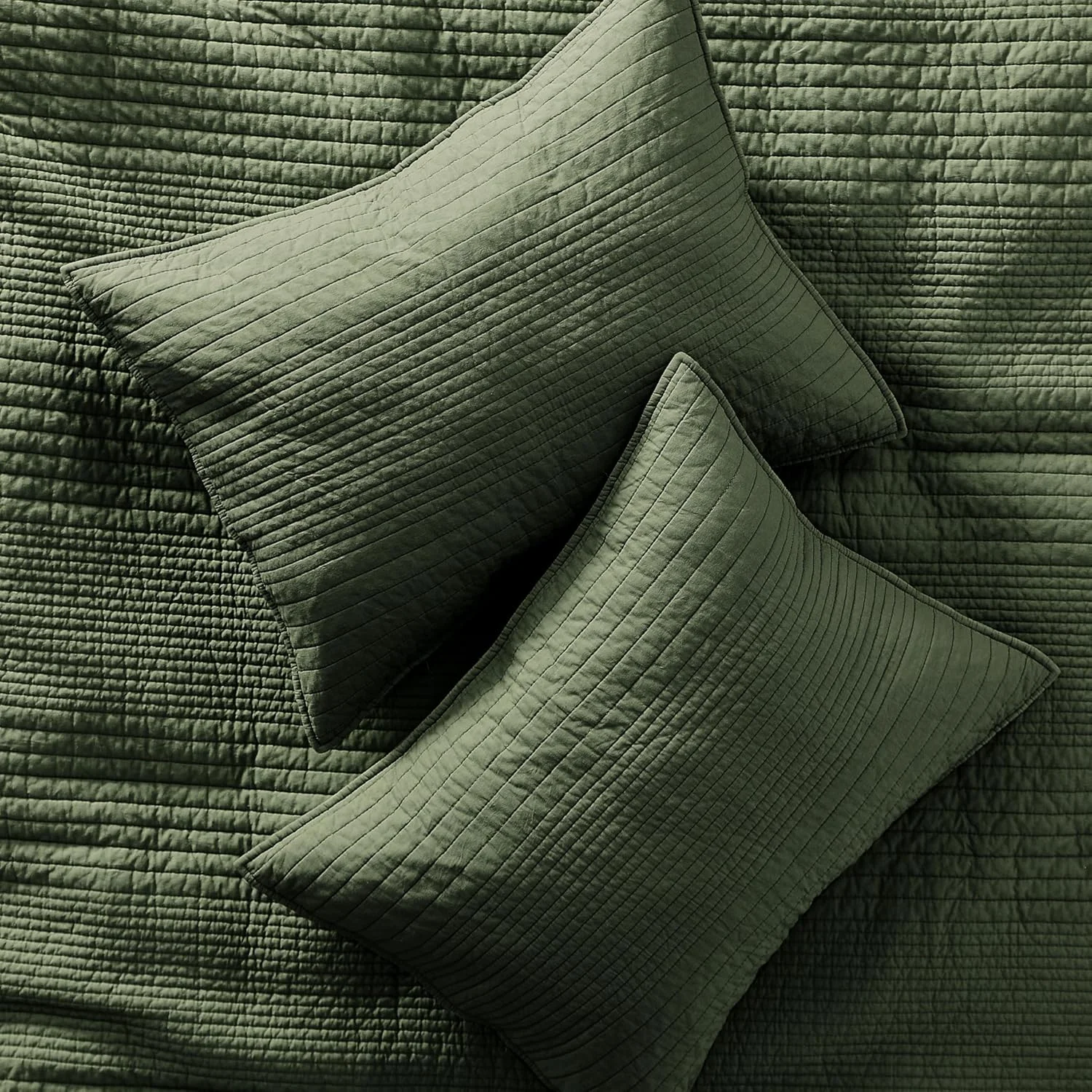 ست روتختی کینگ سایز پالاسیو راه راه زیتونی سبز 100% پنبه، لحاف سبک وزن با بافت چین دار و دوخت کانالی، روتختی نرم و شیک مناسب خانه های روستایی و تمام فصول، 2 عدد روبالشتی