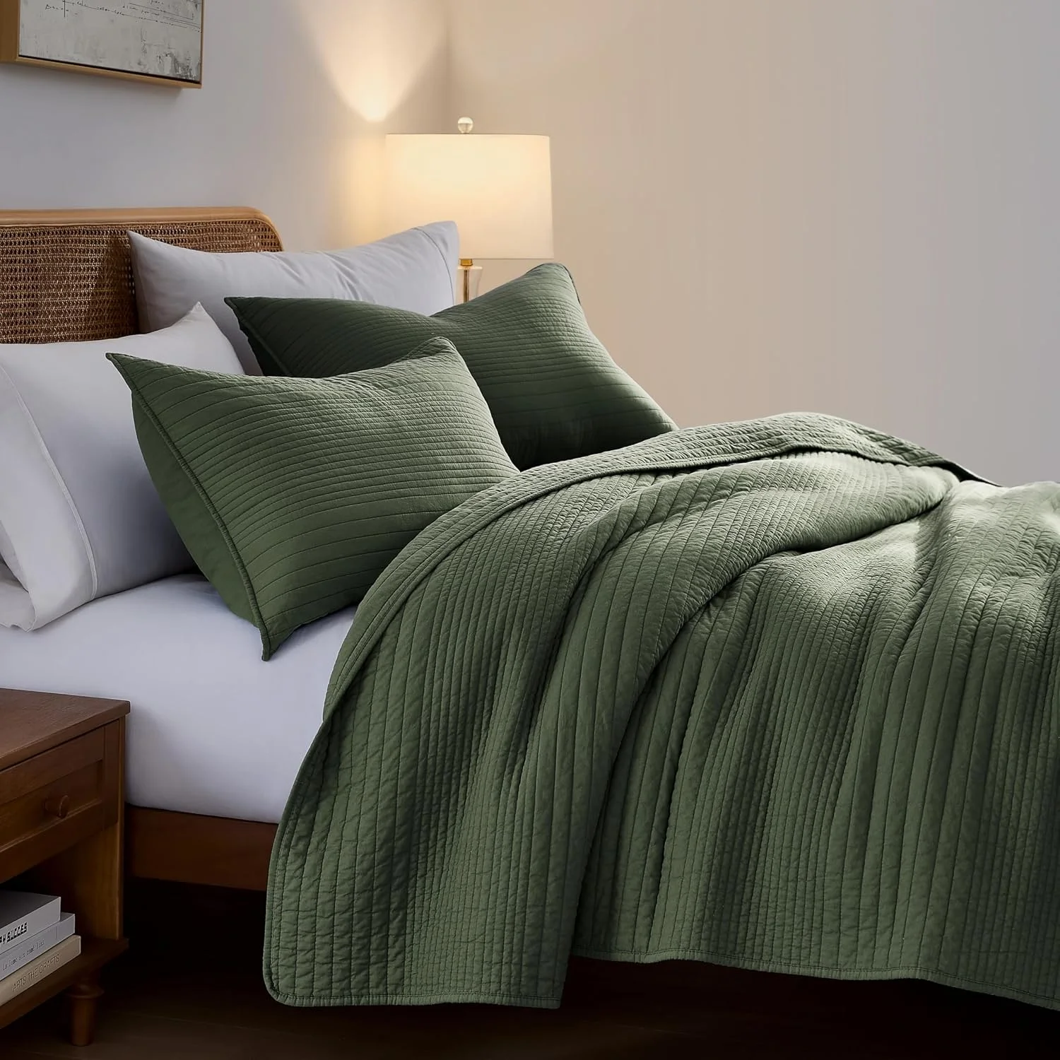 ست روتختی کینگ سایز پالاسیو راه راه زیتونی سبز 100% پنبه، لحاف سبک وزن با بافت چین دار و دوخت کانالی، روتختی نرم و شیک مناسب خانه های روستایی و تمام فصول، 2 عدد روبالشتی