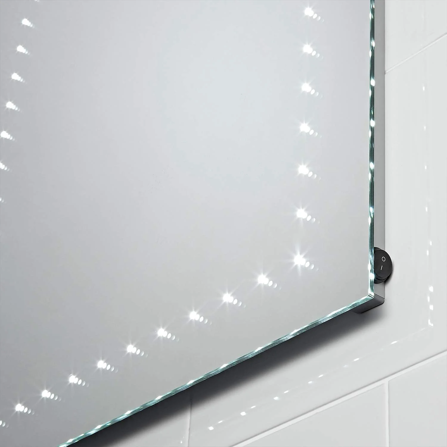 آینه حمام آویز LED دار مدل مایا Pebble Grey™ | با باتری کار می کند | 600 x 800 | دارای استاندارد IP44 آینه حمام آویز LED دار مدل مایا Pebble Grey™ | با باتری کار می کند | 600 x 800 | دارای استاندارد IP44