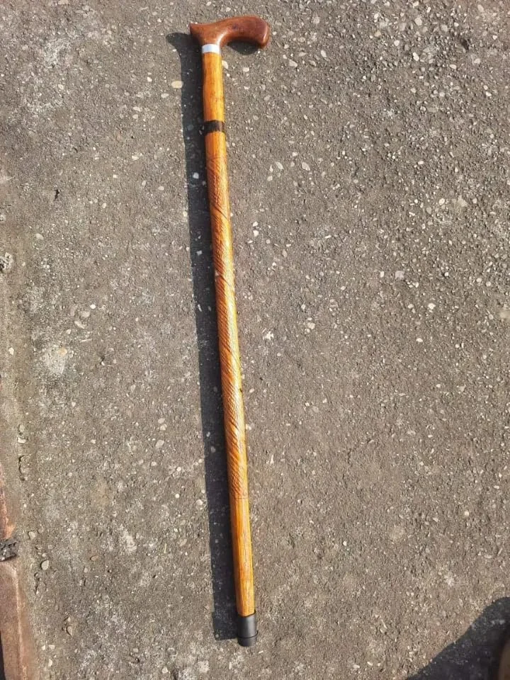 عصای چوبی برای افراد مسن، مناسب پیاده روی و کوهنوردی