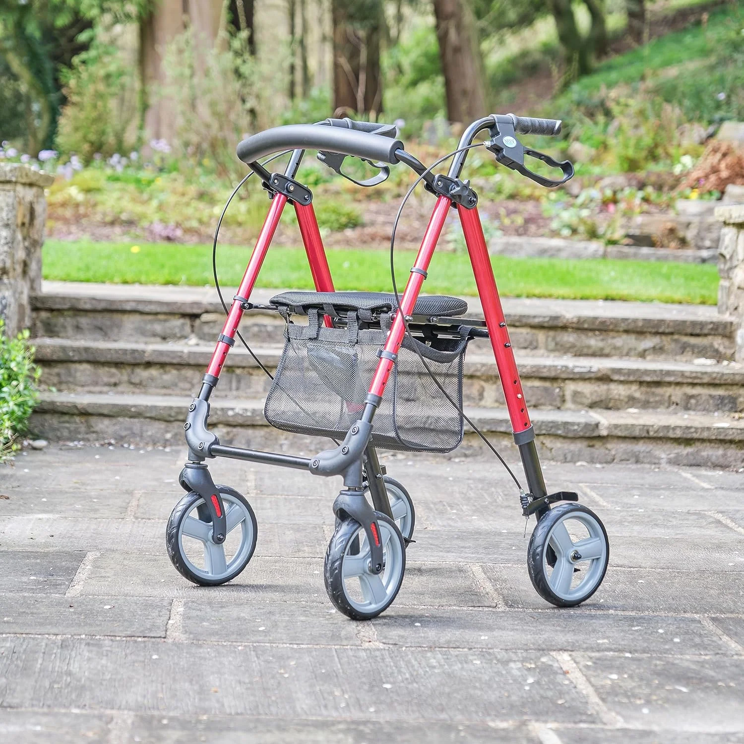 رولیتور چهار چرخ سبک وزن NRS Healthcare M87719 با صندلی - تاشو و قابل تنظیم رولیتور چهار چرخ سبک وزن NRS Healthcare M87719 با صندلی - تاشو و قابل تنظیم