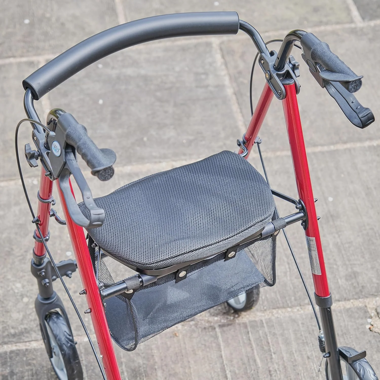 رولیتور چهار چرخ سبک وزن NRS Healthcare M87719 با صندلی - تاشو و قابل تنظیم رولیتور چهار چرخ سبک وزن NRS Healthcare M87719 با صندلی - تاشو و قابل تنظیم