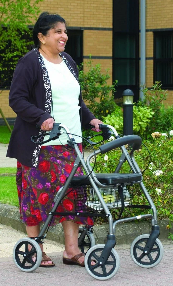 رولیتور چهار چرخ آلومینیومی NRS Healthcare MobilityCare M39634، وسیله کمکی پیاده روی، دارای صندلی و سبد خرید