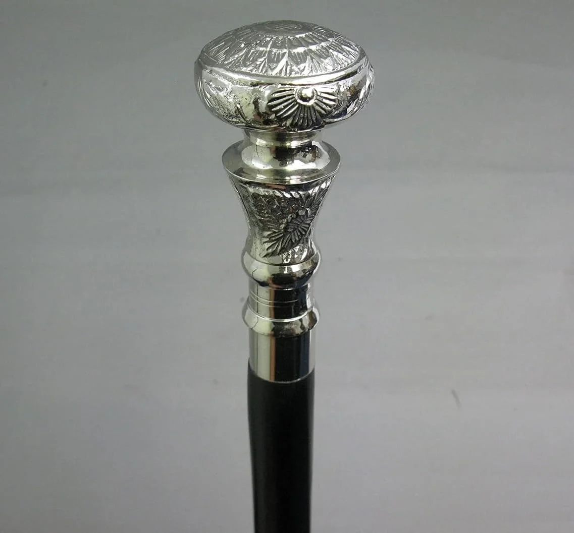 عصای پیاده روی طرح قرون وسطایی با سر نقره ای منقش به طرح گل و بدنه بافت مشکی