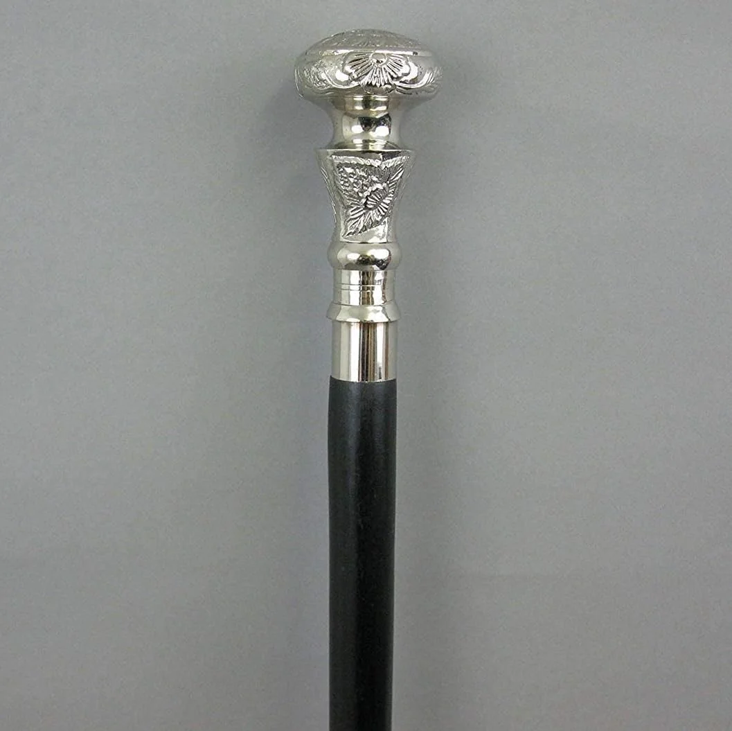 عصای پیاده روی طرح قرون وسطایی با سر نقره ای منقش به طرح گل و بدنه بافت مشکی عصای پیاده روی طرح قرون وسطایی با سر نقره ای منقش به طرح گل و بدنه بافت مشکی