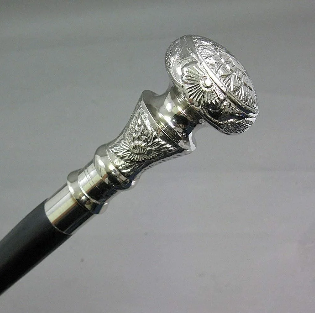 عصای پیاده روی طرح قرون وسطایی با سر نقره ای منقش به طرح گل و بدنه بافت مشکی عصای پیاده روی طرح قرون وسطایی با سر نقره ای منقش به طرح گل و بدنه بافت مشکی