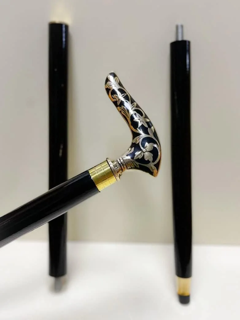 عصای پیاده روی Kala Kunj با دسته برنجی منقش به طرح کشمیری، شفت چوبی دست ساز طبیعی 3 تایی با نوک لاستیکی عصای پیاده روی Kala Kunj با دسته برنجی منقش به طرح کشمیری، شفت چوبی دست ساز طبیعی 3 تایی با نوک لاستیکی