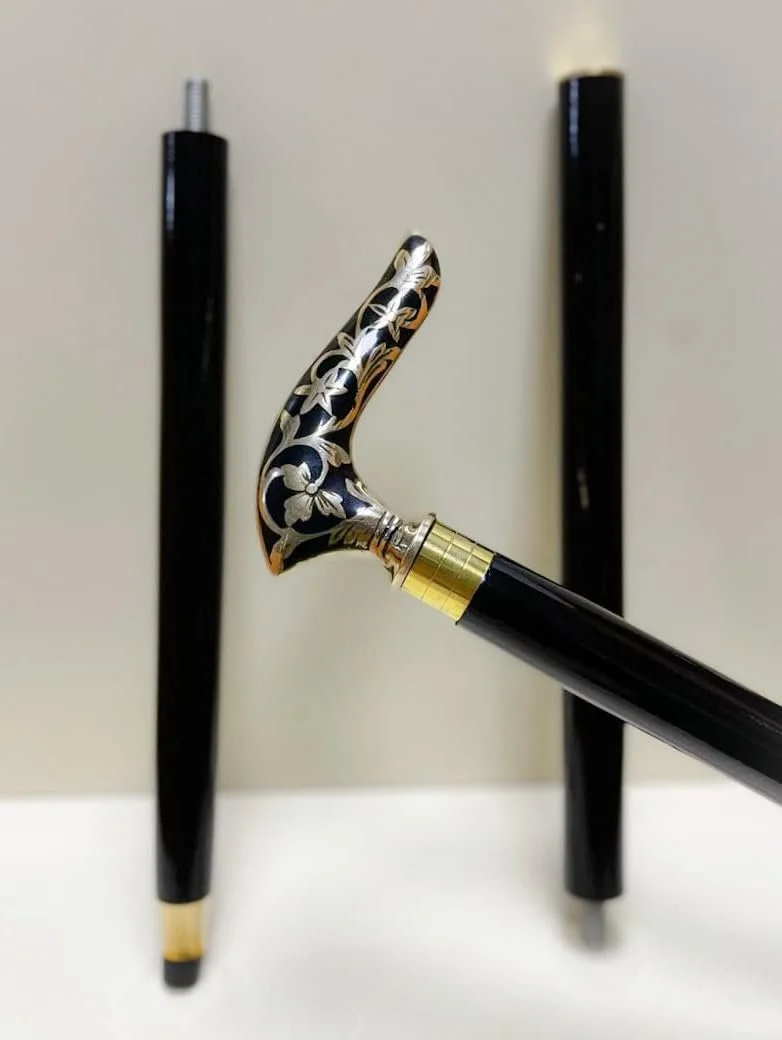 عصای پیاده روی Kala Kunj با دسته برنجی منقش به طرح کشمیری، شفت چوبی دست ساز طبیعی 3 تایی با نوک لاستیکی عصای پیاده روی Kala Kunj با دسته برنجی منقش به طرح کشمیری، شفت چوبی دست ساز طبیعی 3 تایی با نوک لاستیکی