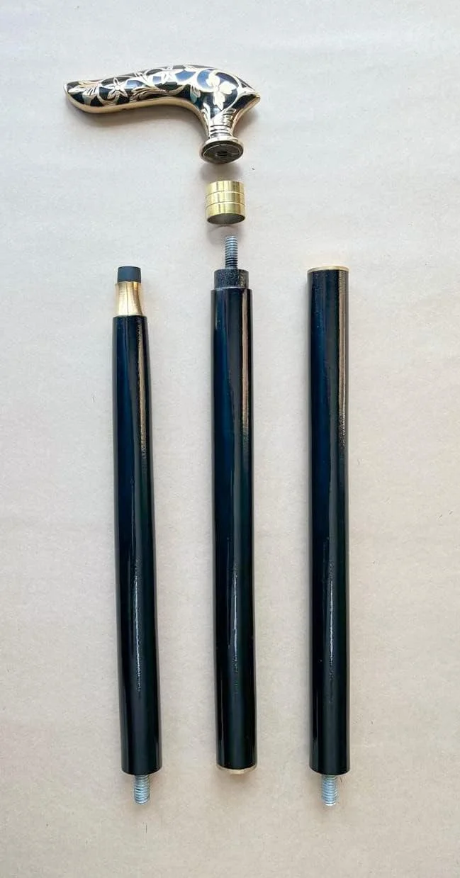 عصای پیاده روی Kala Kunj با دسته برنجی منقش به طرح کشمیری، شفت چوبی دست ساز طبیعی 3 تایی با نوک لاستیکی عصای پیاده روی Kala Kunj با دسته برنجی منقش به طرح کشمیری، شفت چوبی دست ساز طبیعی 3 تایی با نوک لاستیکی