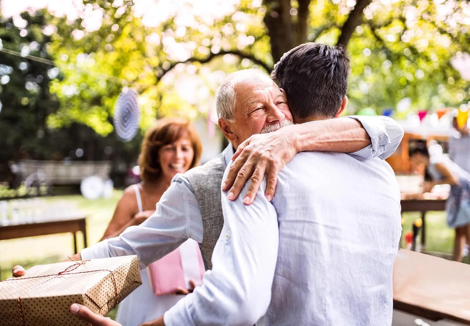 عصای پیاده روی چوبی FLYDRUM برای مردان و زنان، عصای چوبی یک تکه، عصای پیاده روی چوبی 36 اینچی برای مردان و زنان، عصای چوبی ارگونومیک برای سالمندان