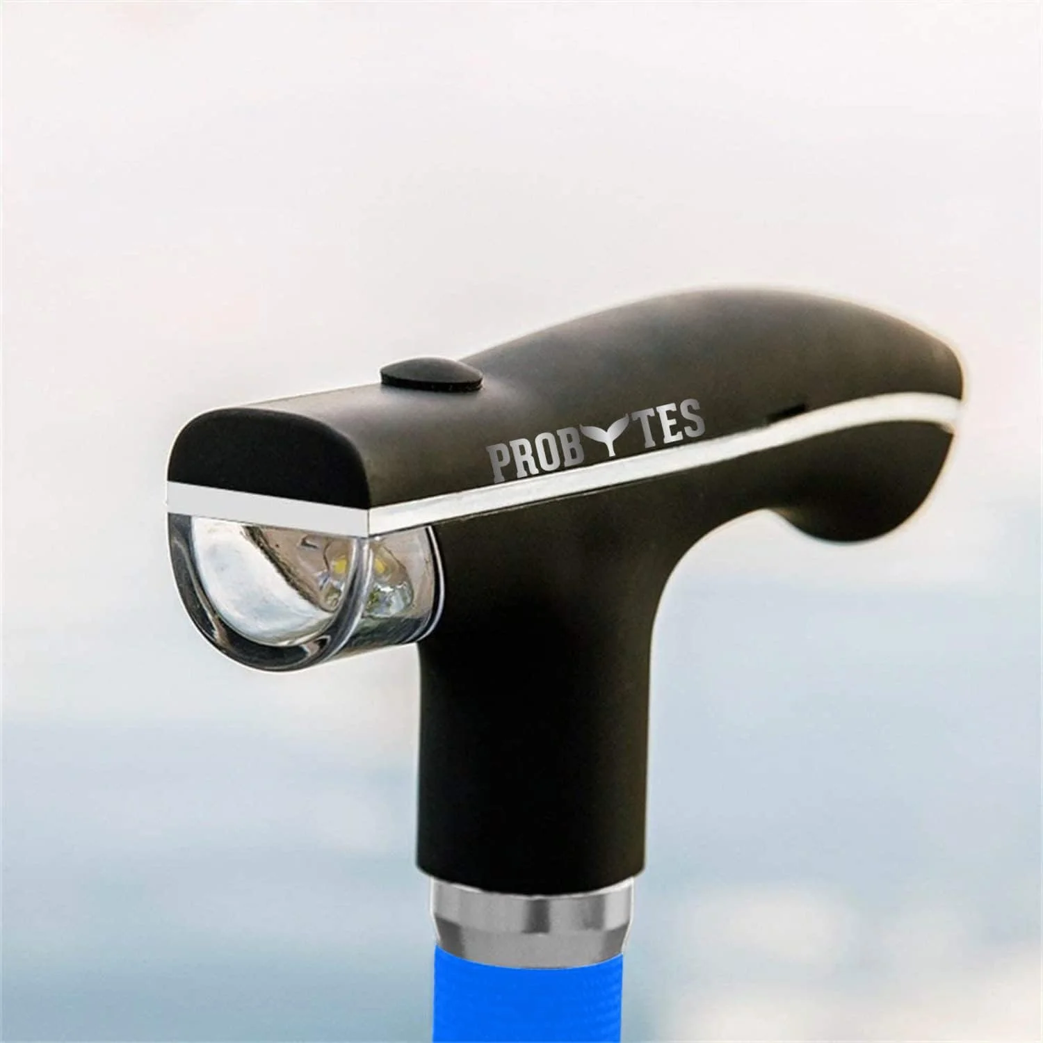 عصای پیاده روی ایمنی - دارای چراغ قوه LED داخلی، پایه چهارگانه چرخشی، دسته با طراحی ارگونومیک، بدنه فلزی. تاشو/قابل تنظیم، وسیله کمکی حرکتی، برای سالمندان (عصای پیاده روی آبی) عصای پیاده روی ایمنی - دارای چراغ قوه LED داخلی، پایه چهارگانه چرخشی، دسته با طراحی ارگونومیک، بدنه فلزی. تاشو/قابل تنظیم، وسیله کمکی حرکتی، برای سالمندان (عصای پیاده روی آبی)