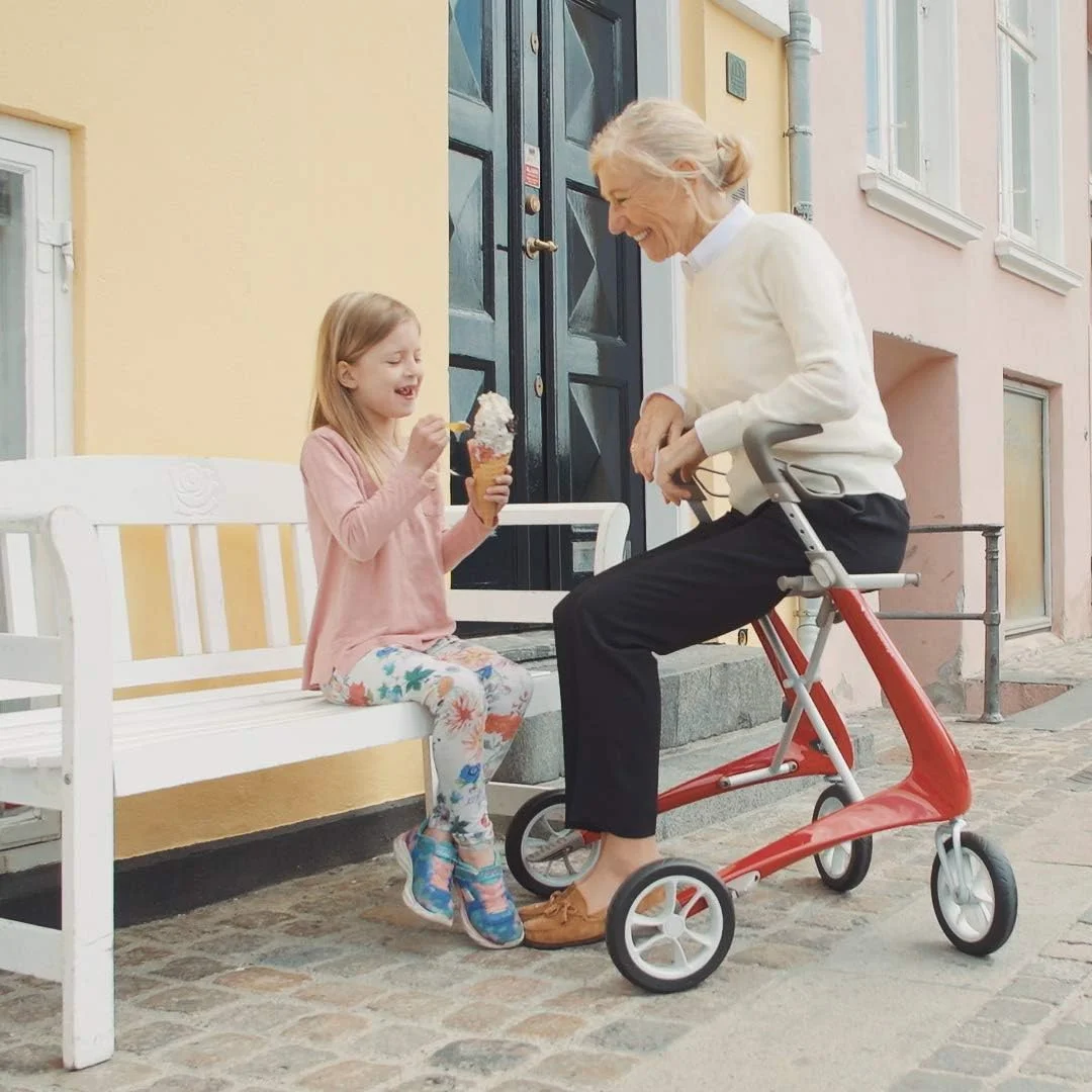 رولیتور فوق سبک کربنی byACRE با کیف سازمان دهنده، مسیر فشرده، صندلی 40.6 در 55.8 سانتی متر (عرض x ارتفاع)، سفید صدفی