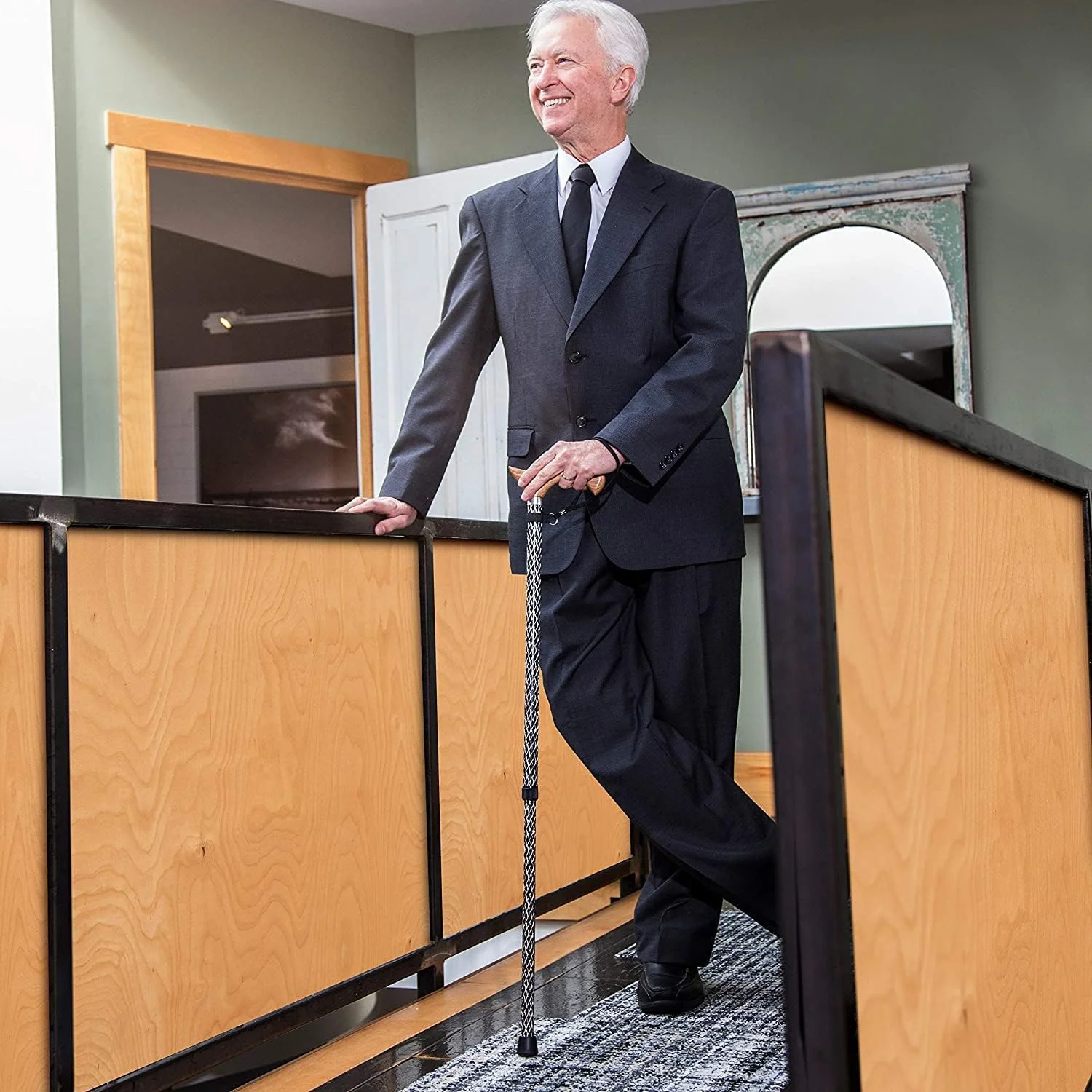 عصای پیاده روی قابل تنظیم برازوس برای مردان و زنان، ساخته شده از آلومینیوم سبک وزن حکاکی شده با دسته چوبی، بند مچی و نوک لاستیکی برای ایمنی، بدنه مشکی و نقره ای با دسته چوب بلوط قرمز